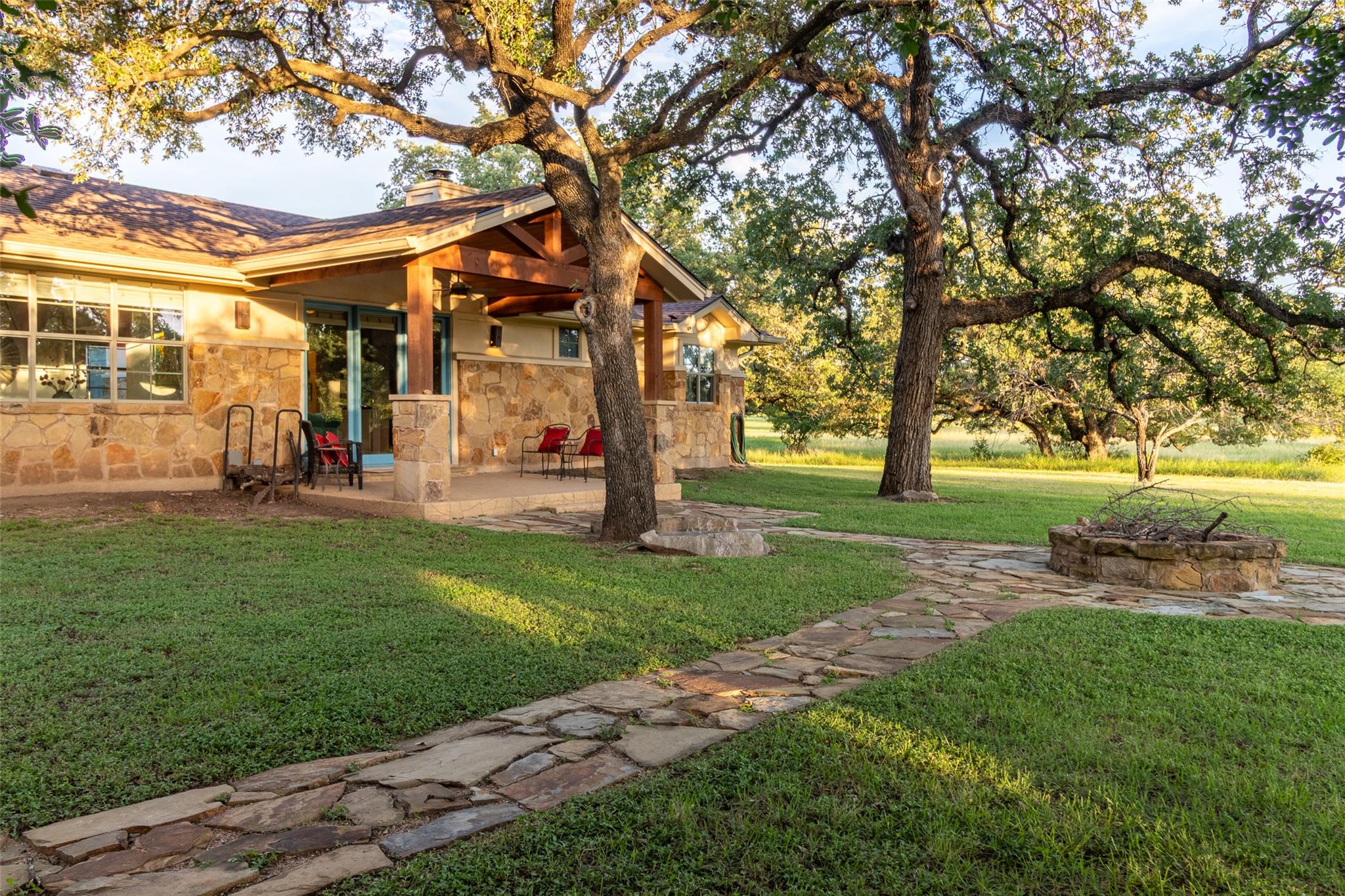 515 East Trl, Spicewood, TX 78669