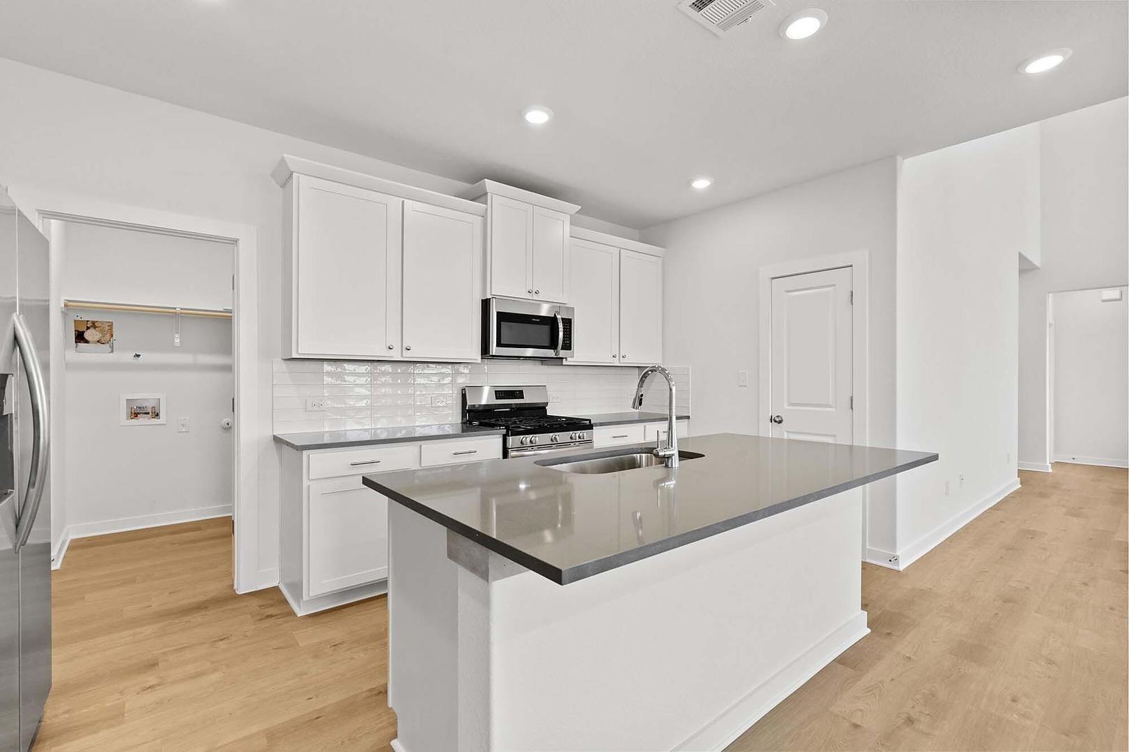 533 Bloomington Loop, Hutto, TX 78634