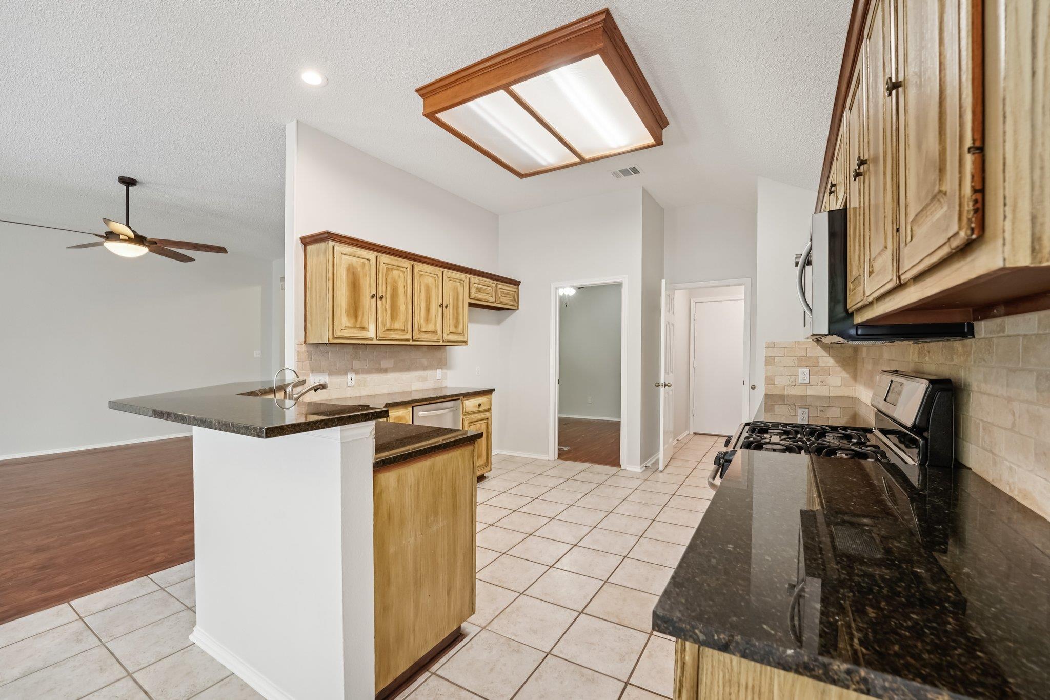 708 Mountain Ridge Dr, Leander, TX 78641