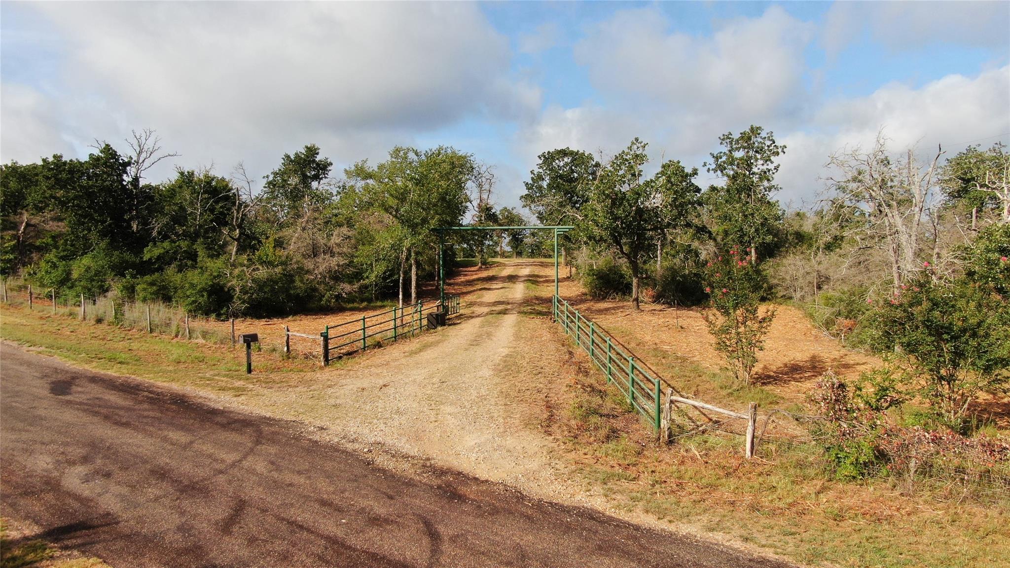 1004 22 Hills Rd, Gause, TX 77857
