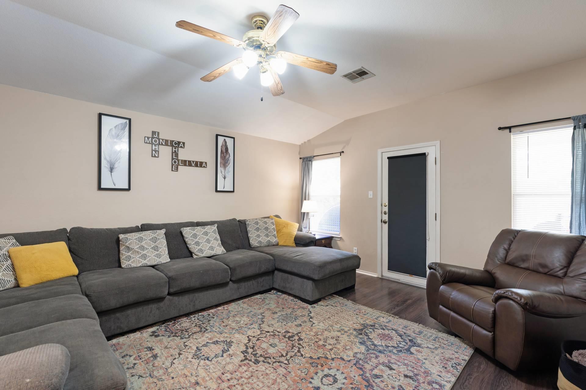 104 Whirling Eddy Cv, Hutto, TX 78634