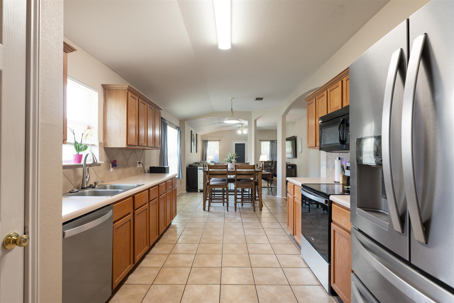 104 Whirling Eddy Cv, Hutto, TX 78634