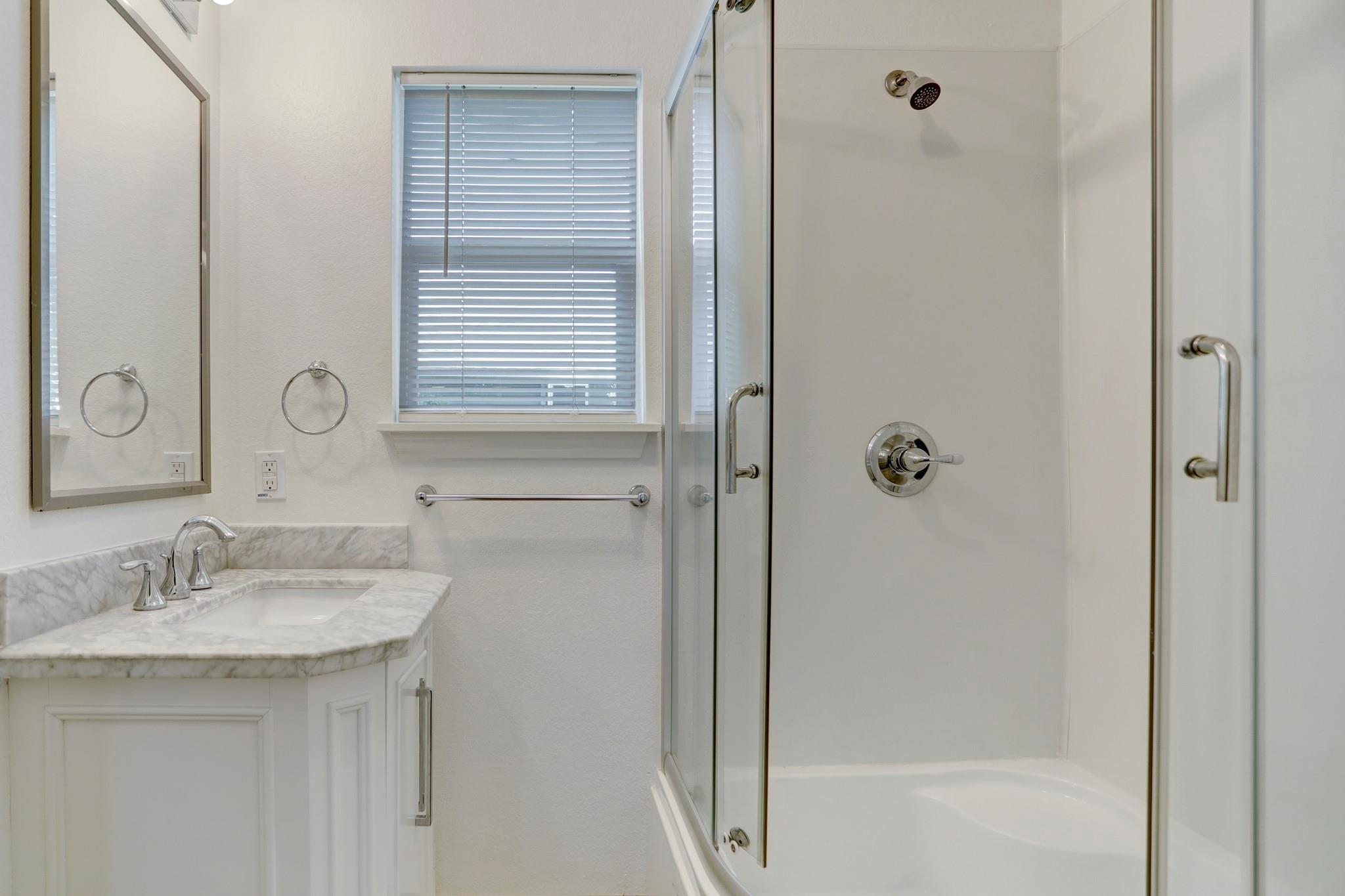 706 W 6th St # C, Taylor, TX 76574