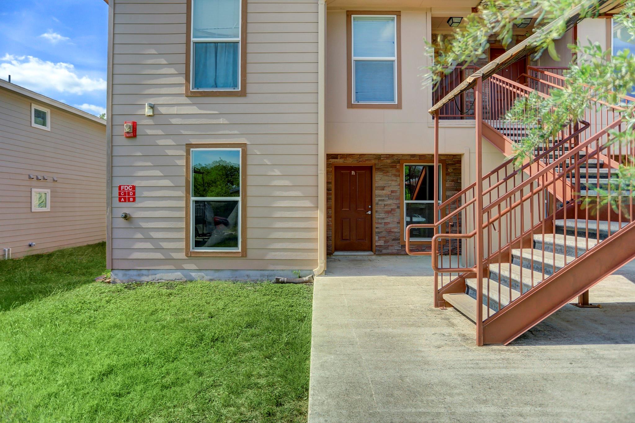 706 W 6th St # C, Taylor, TX 76574