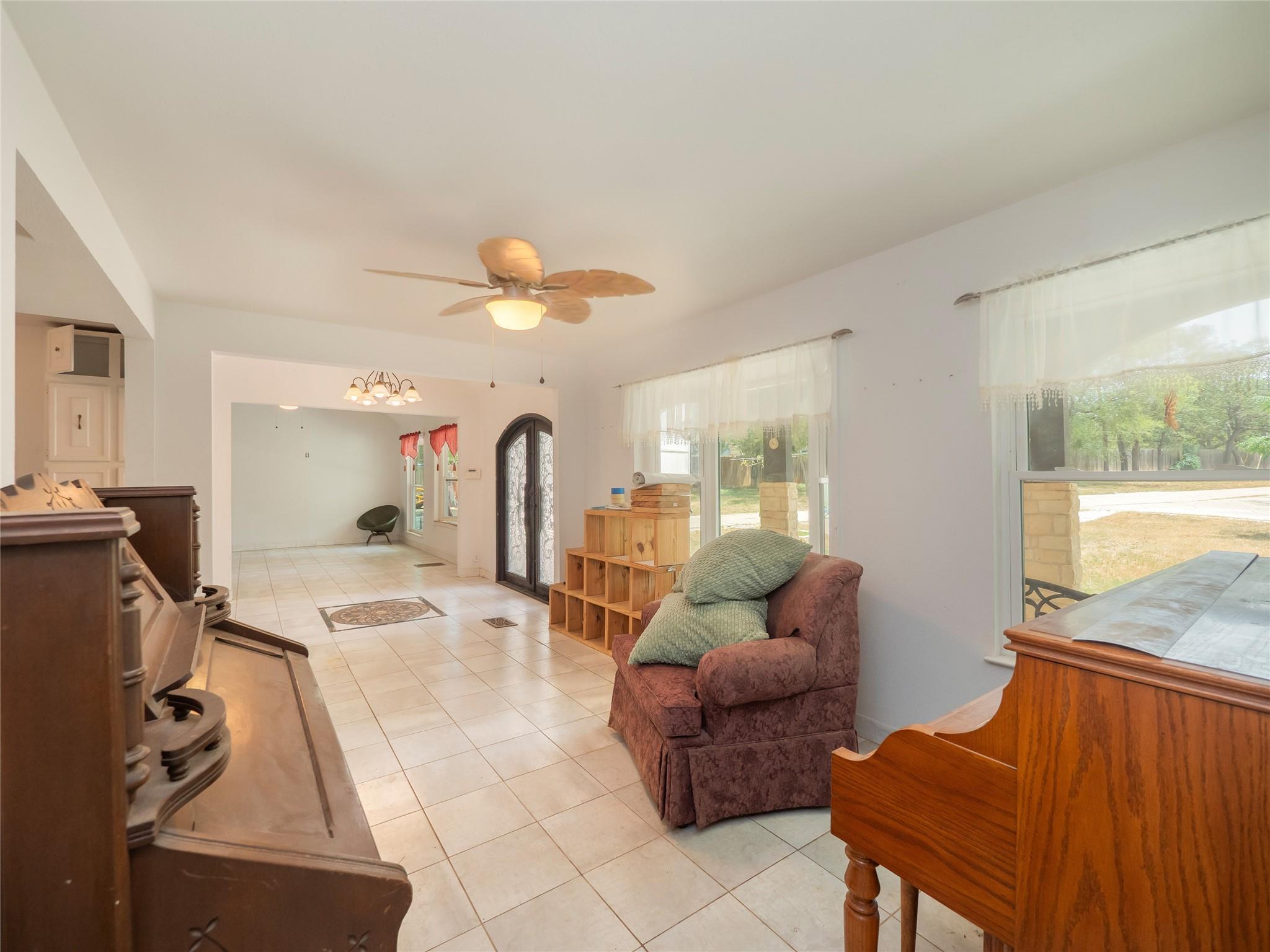 368 Riddle Rd, Cedar Creek, TX 78612