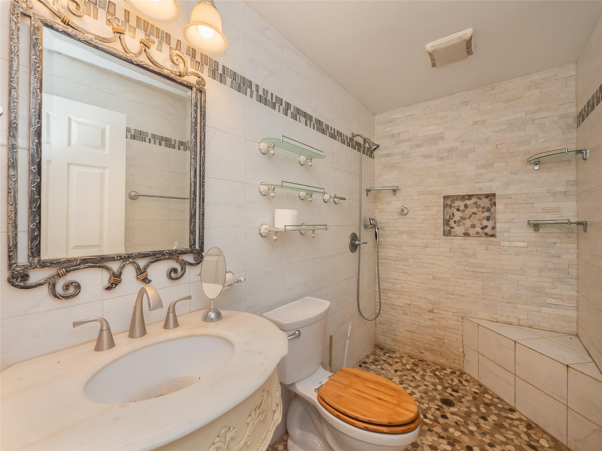 368 Riddle Rd, Cedar Creek, TX 78612