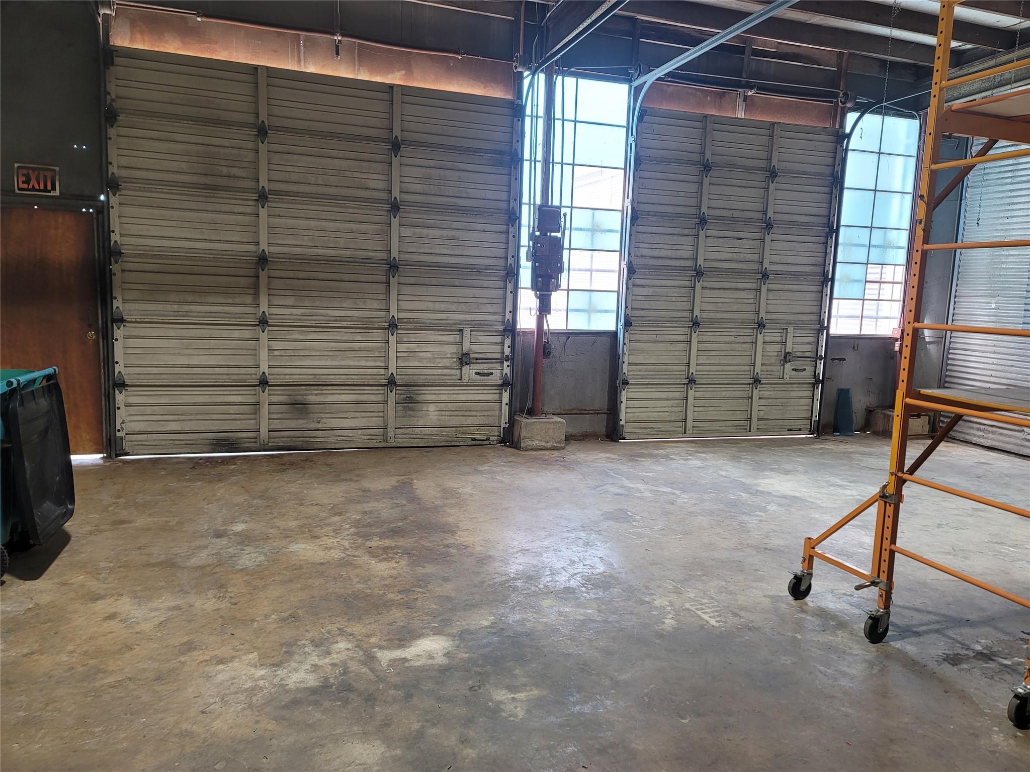 219 E 3rd St, Taylor, TX 76574