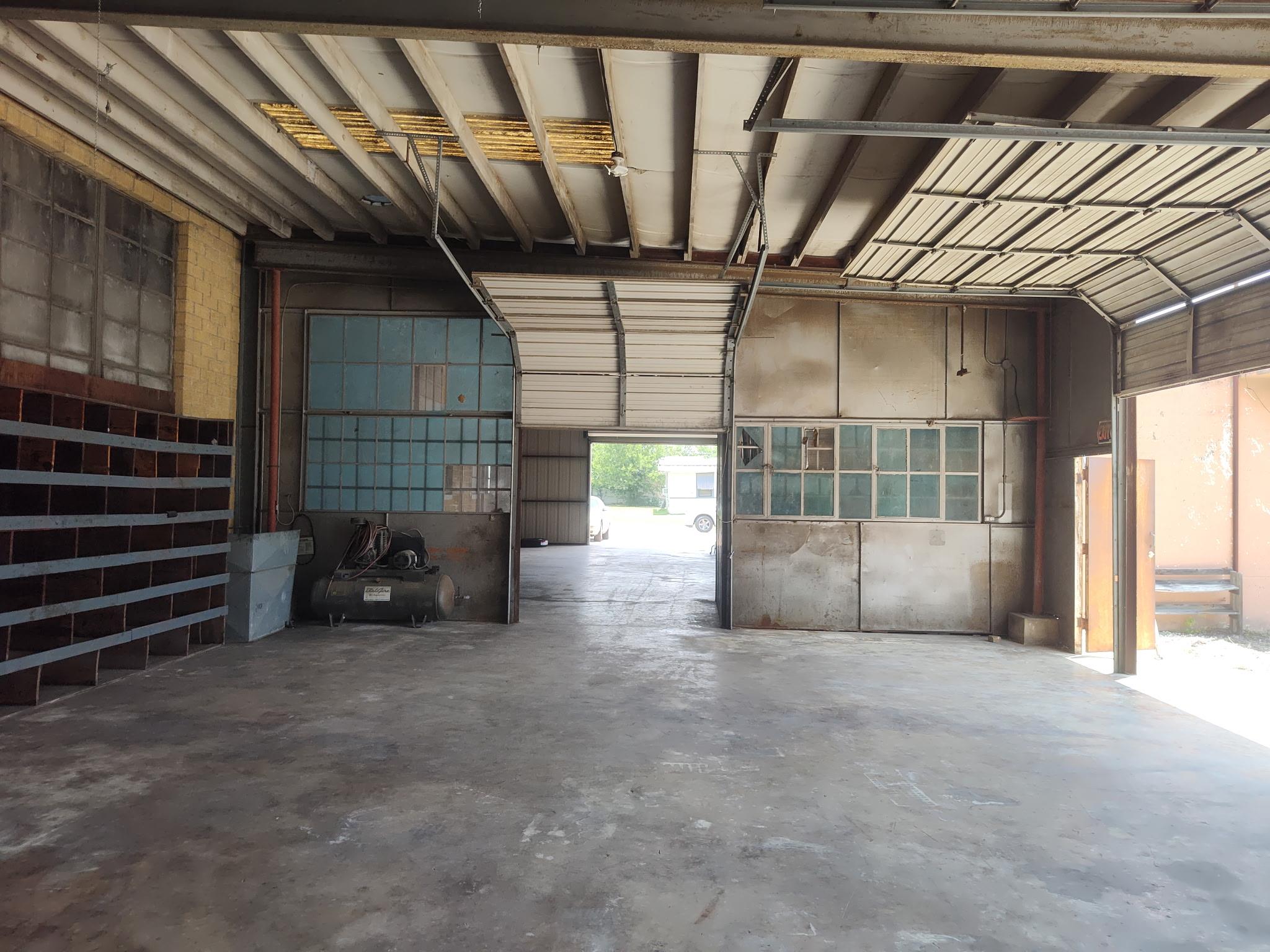 219 E 3rd St, Taylor, TX 76574