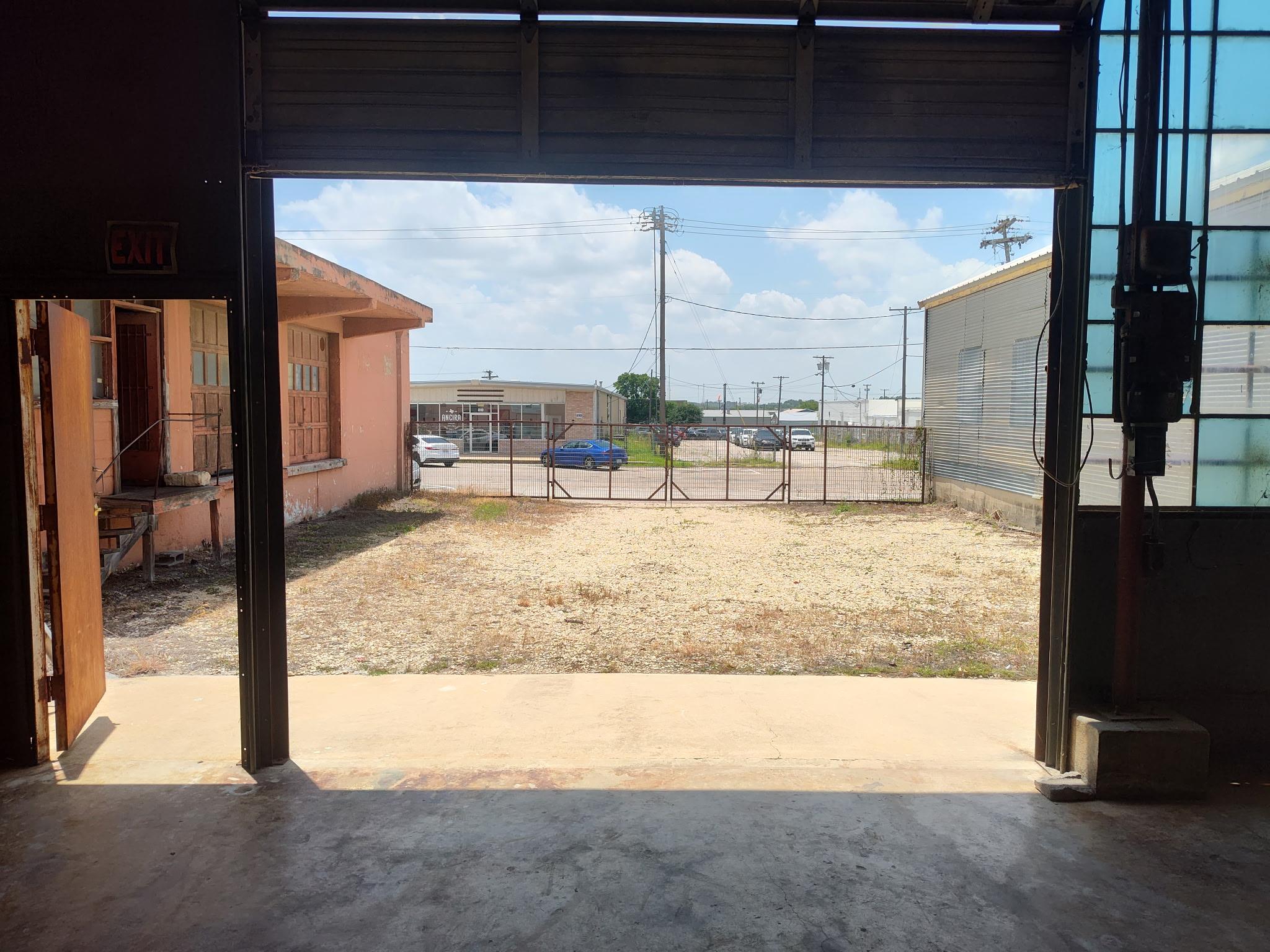 219 E 3rd St, Taylor, TX 76574