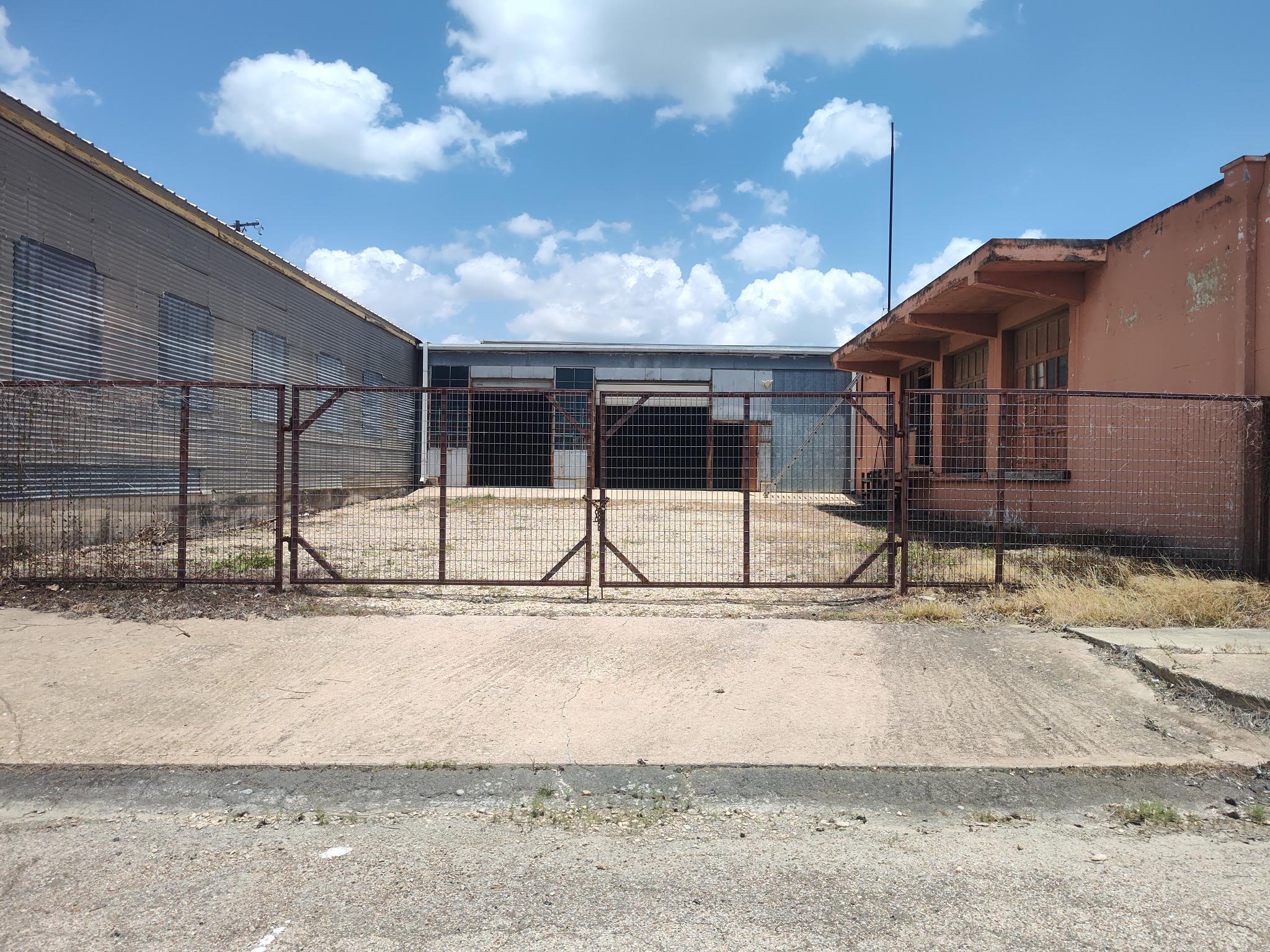 219 E 3rd St, Taylor, TX 76574