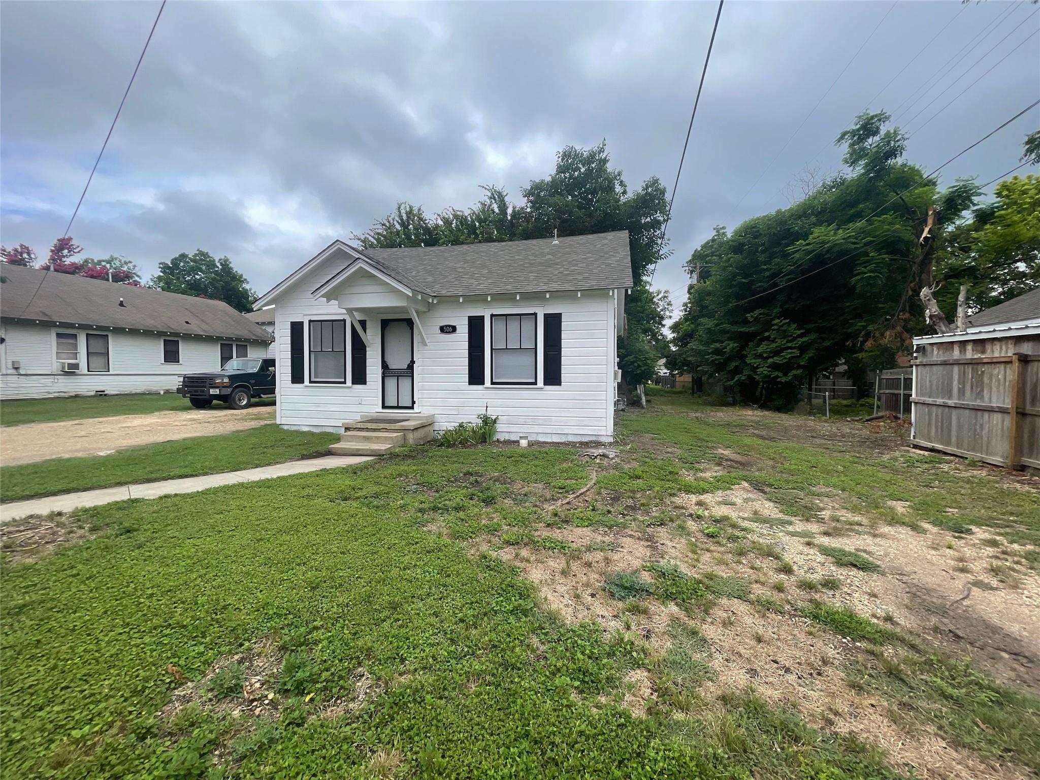 506 W 11th St, Taylor, TX 76574