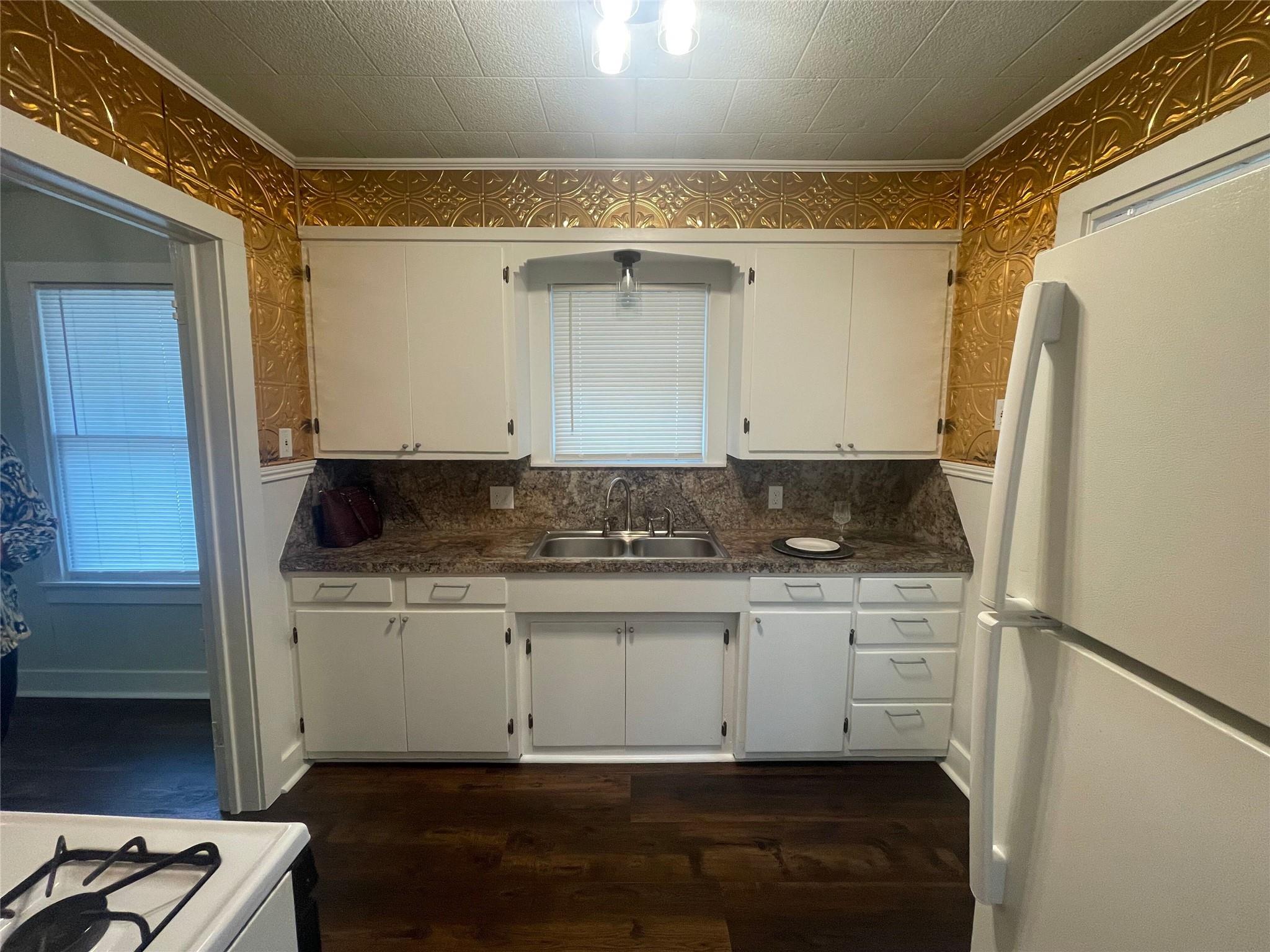 506 W 11th St, Taylor, TX 76574