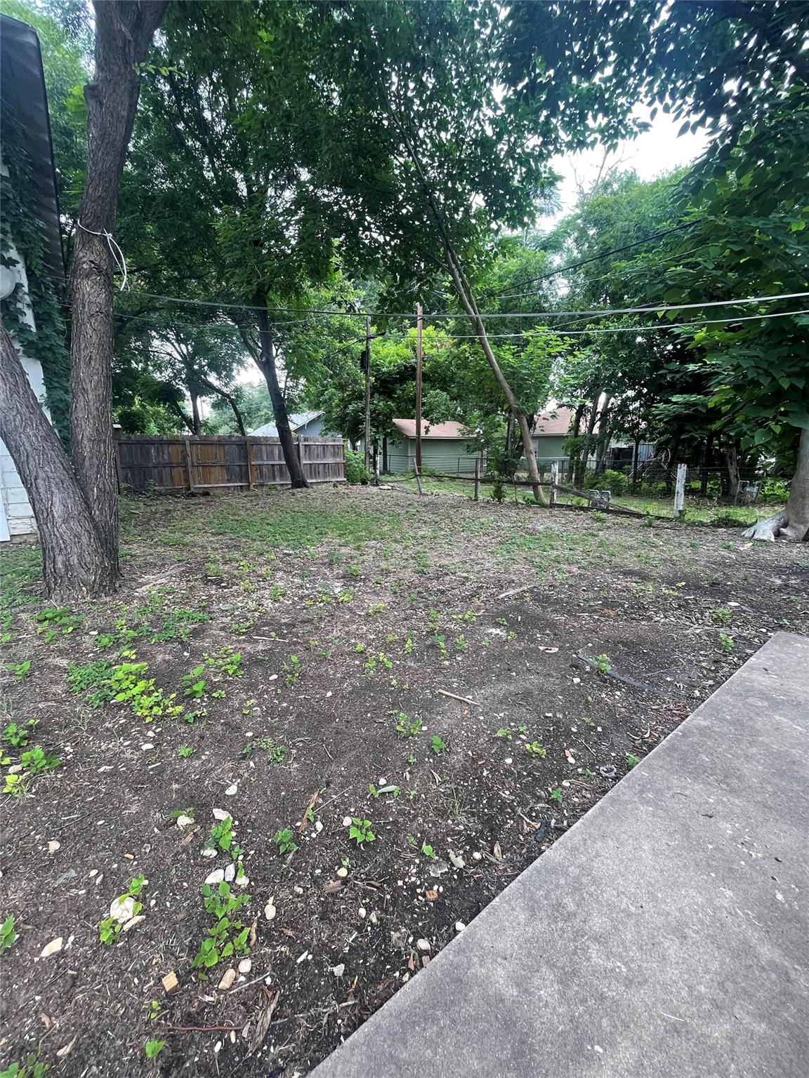 506 W 11th St, Taylor, TX 76574