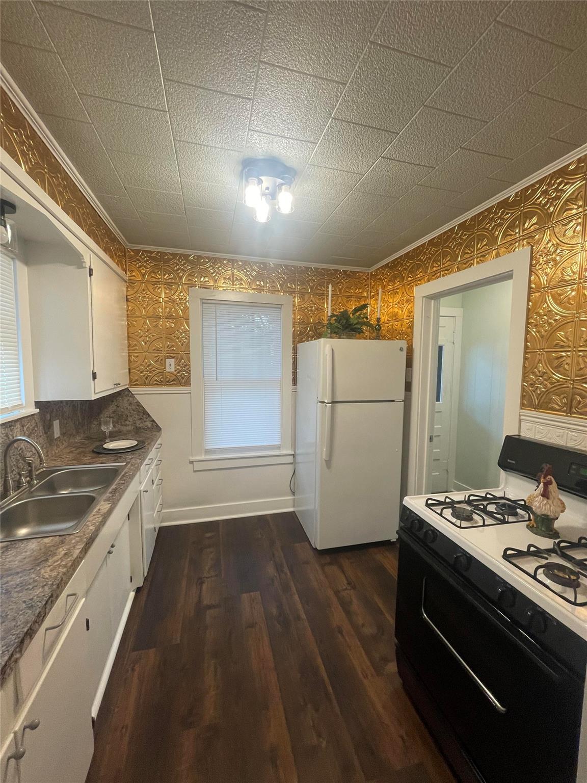 506 W 11th St, Taylor, TX 76574