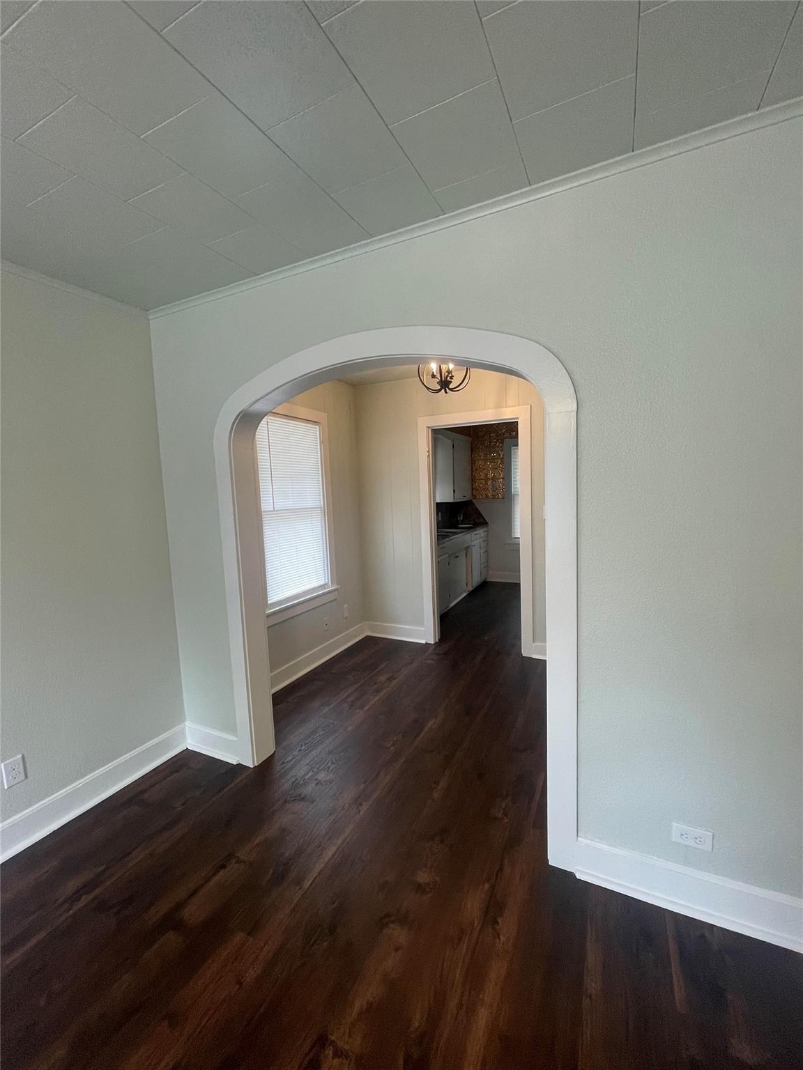 506 W 11th St, Taylor, TX 76574