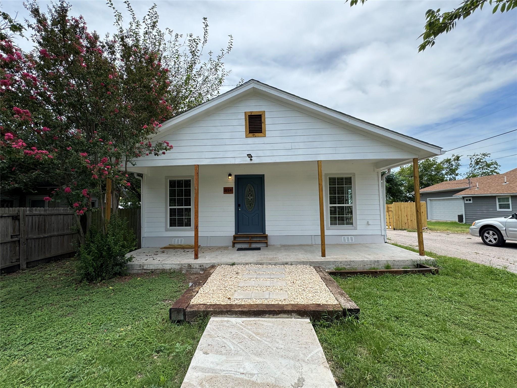 414 E 3rd St, Taylor, TX 76574