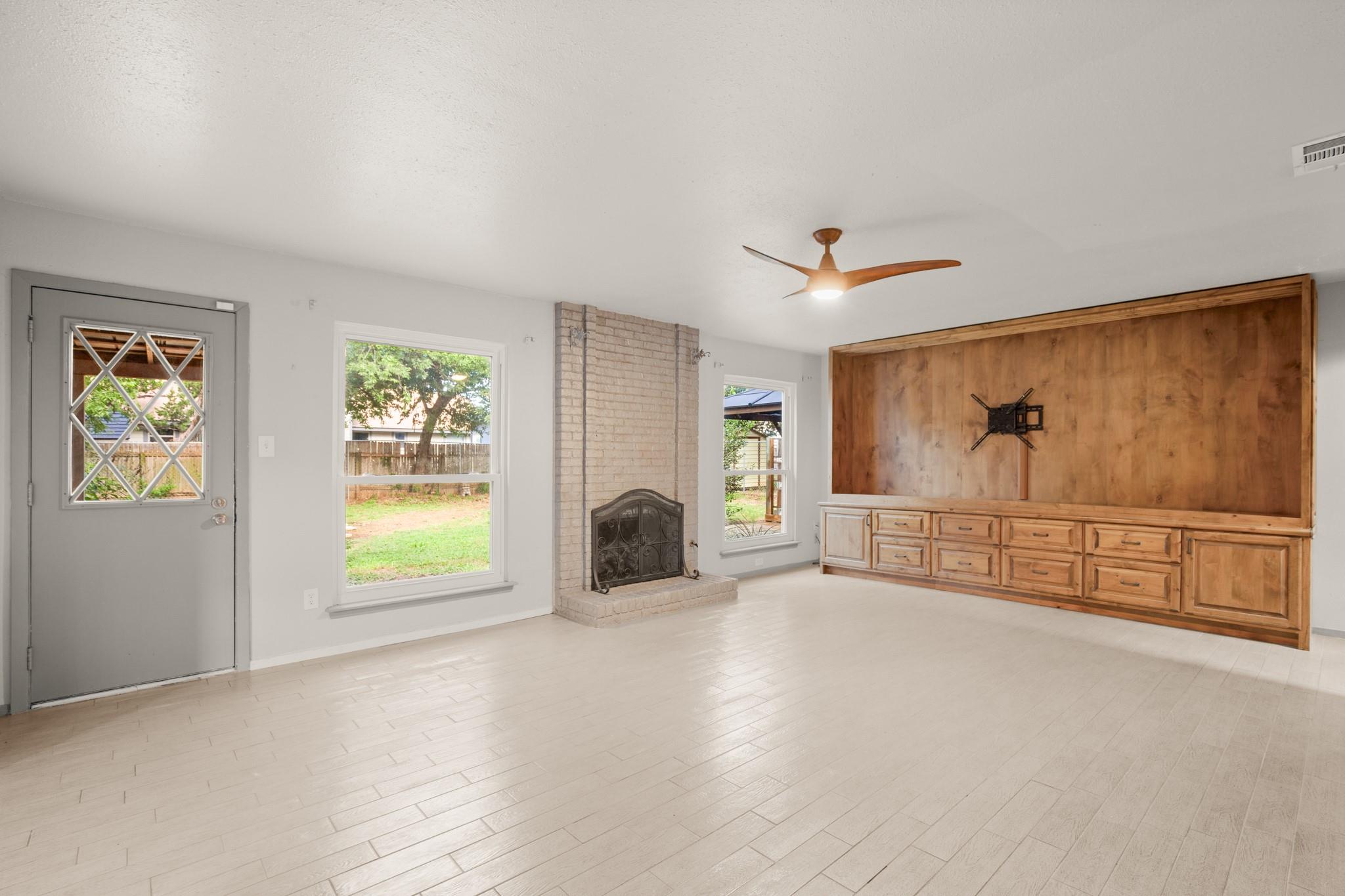 211 Woodmont Dr, Georgetown, TX 78628