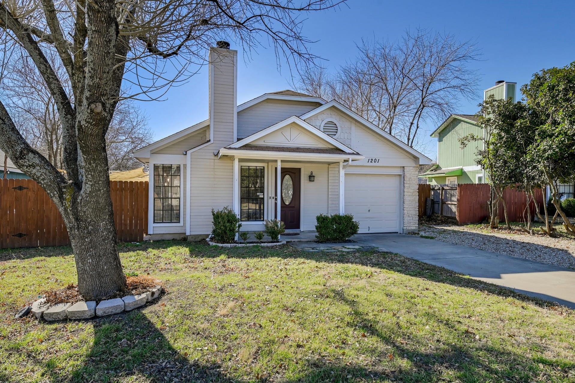 1201 E Logan St, Round Rock, TX 78664