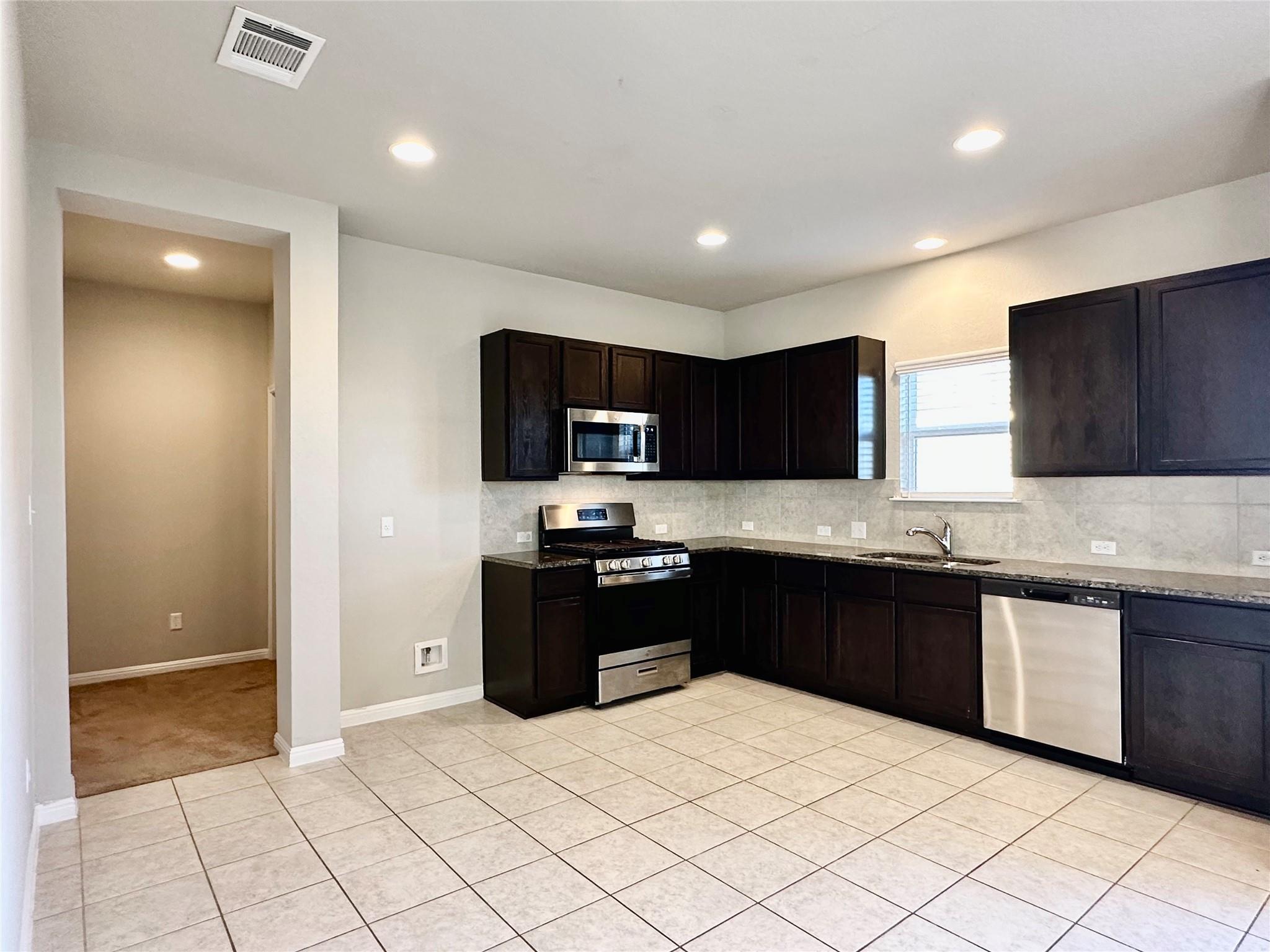 213 Bent Creek Dr, Hutto, TX 78634