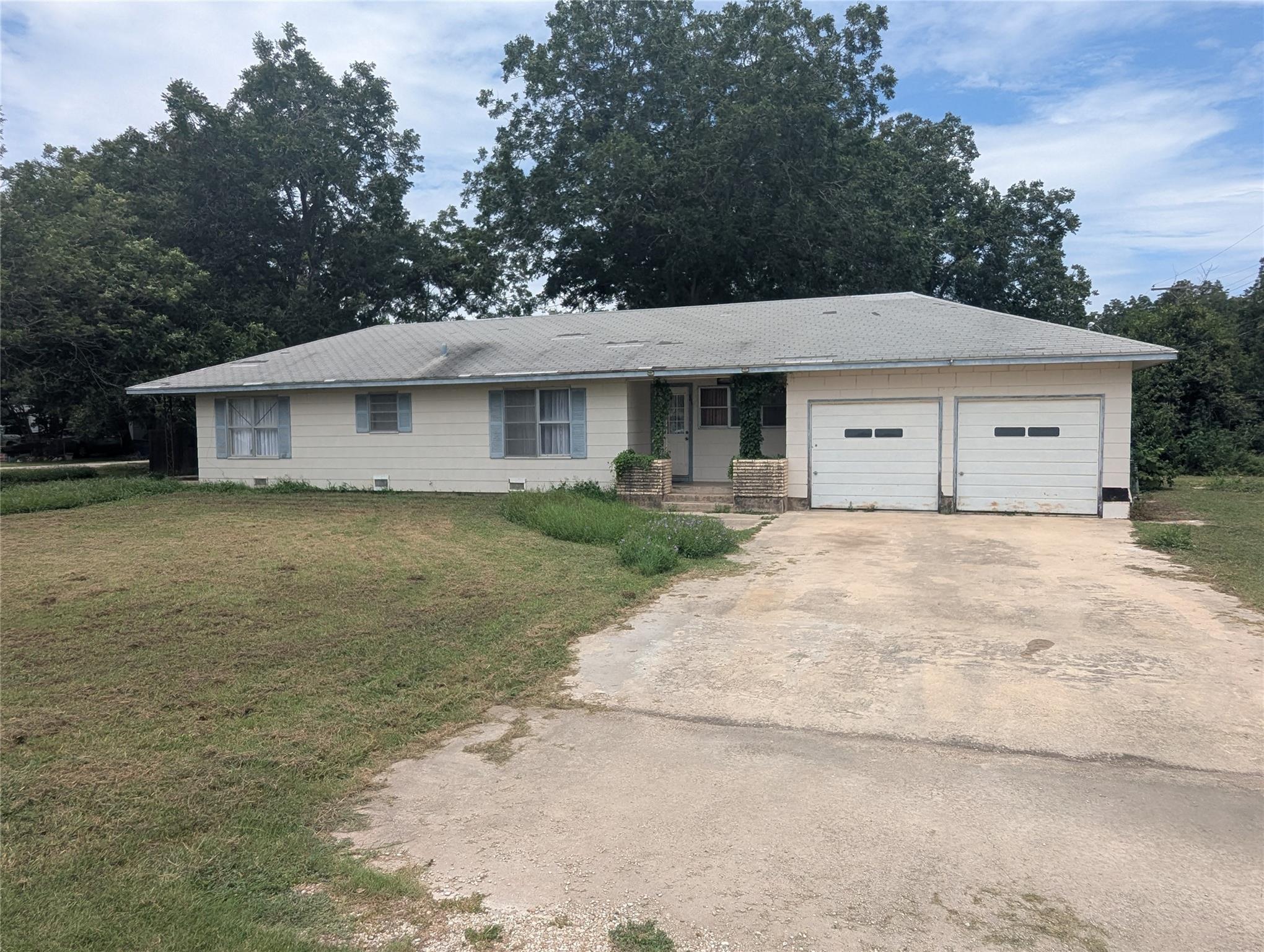 201 W Eckhart Ave, Thrall, TX 76578
