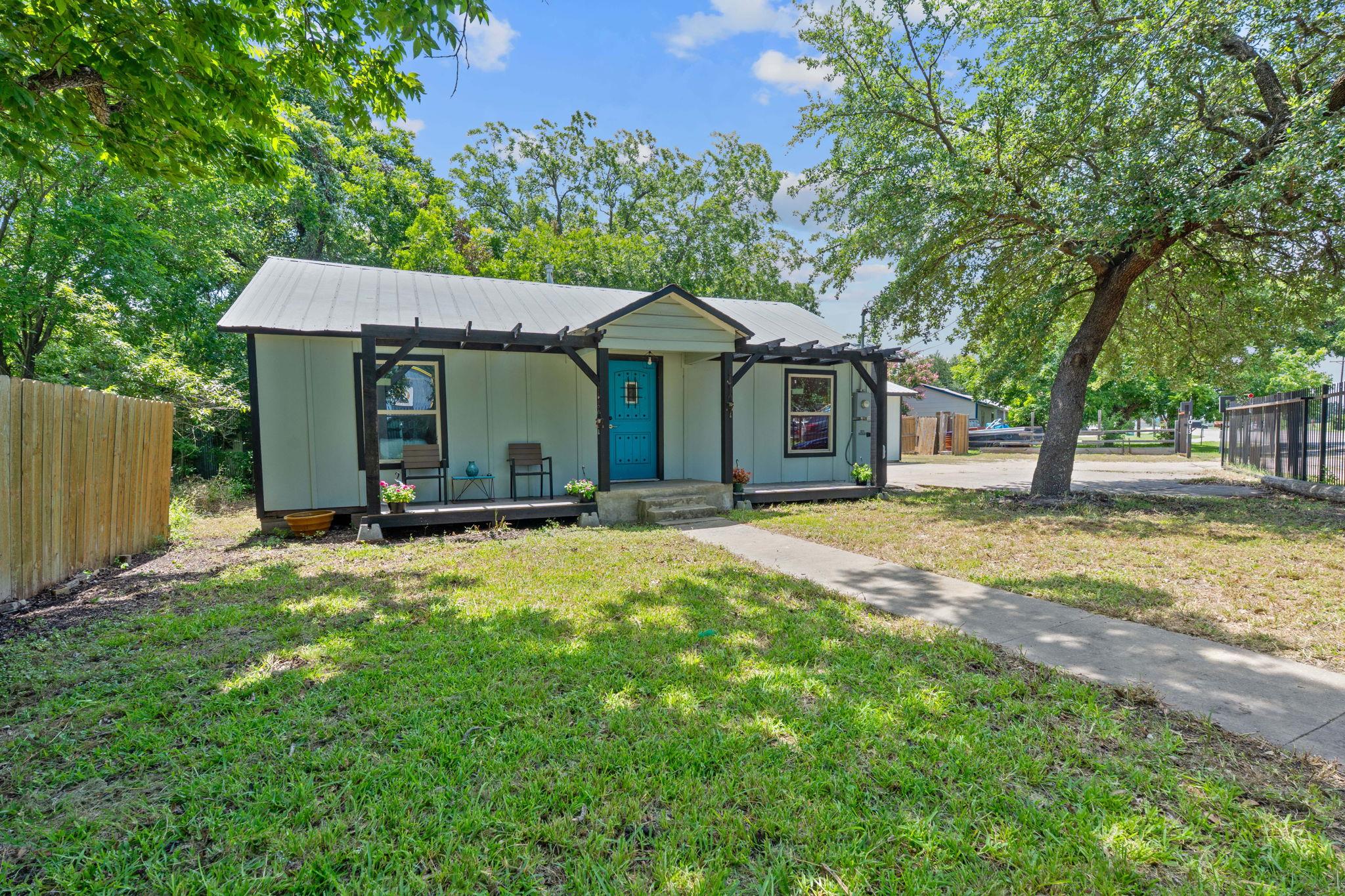 1013 N Colorado St, Lockhart, TX 78644