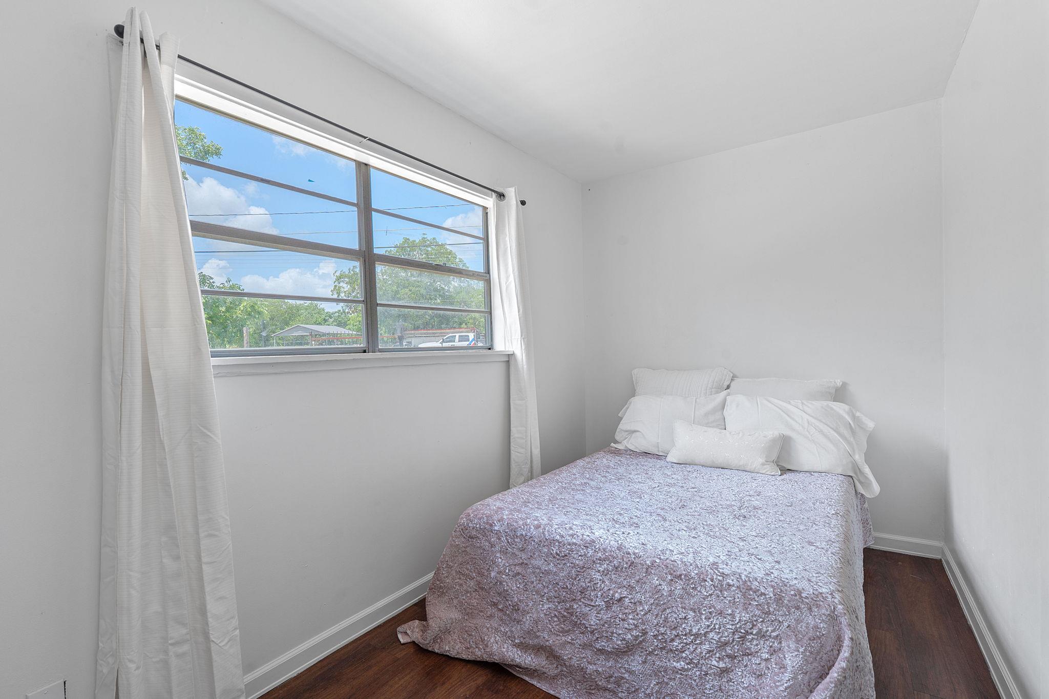 1013 N Colorado St, Lockhart, TX 78644