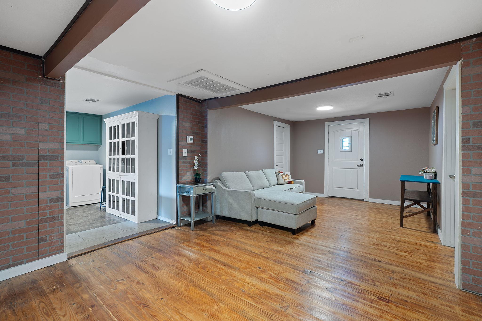 1013 N Colorado St, Lockhart, TX 78644