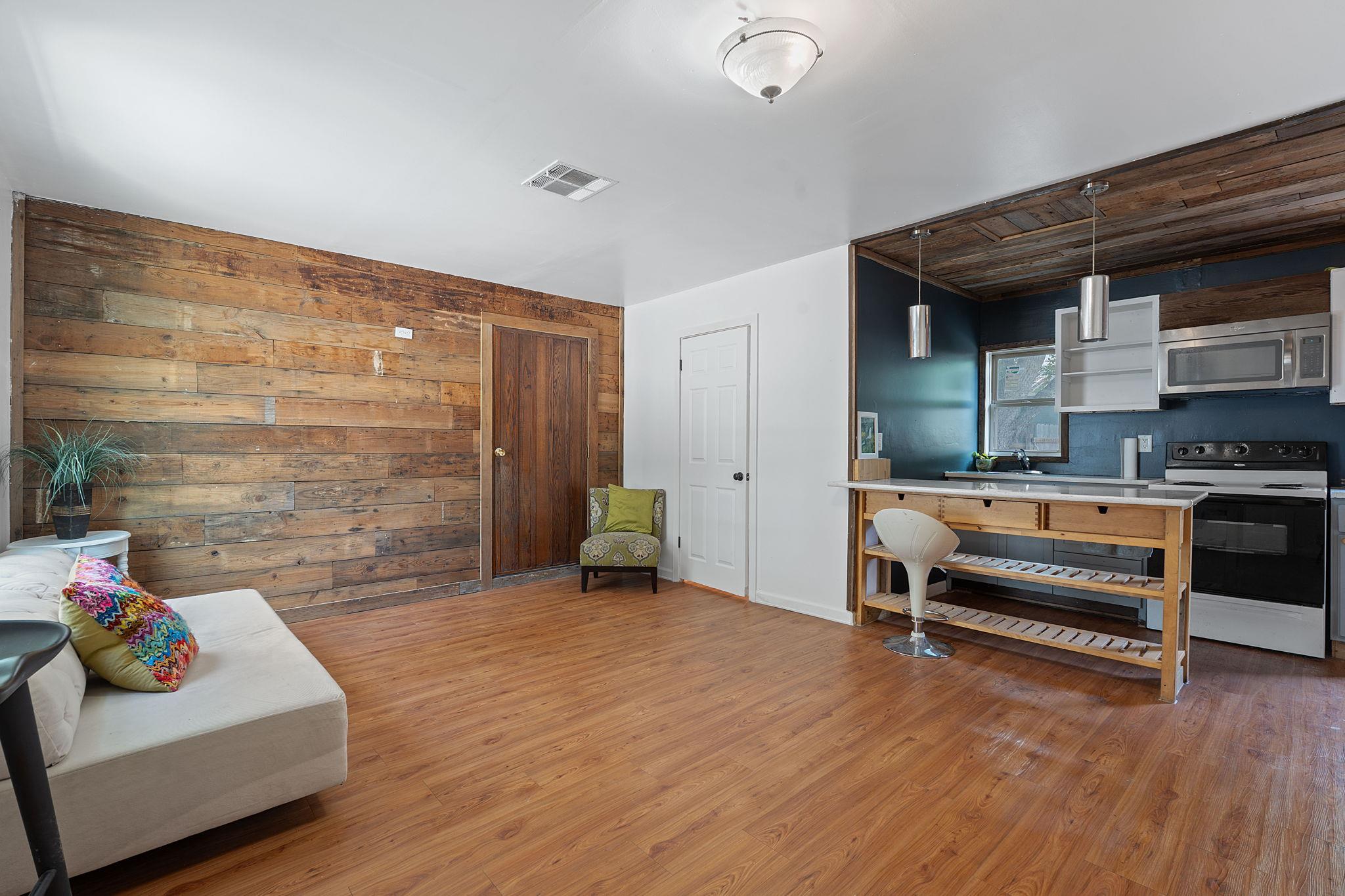 1013 N Colorado St, Lockhart, TX 78644