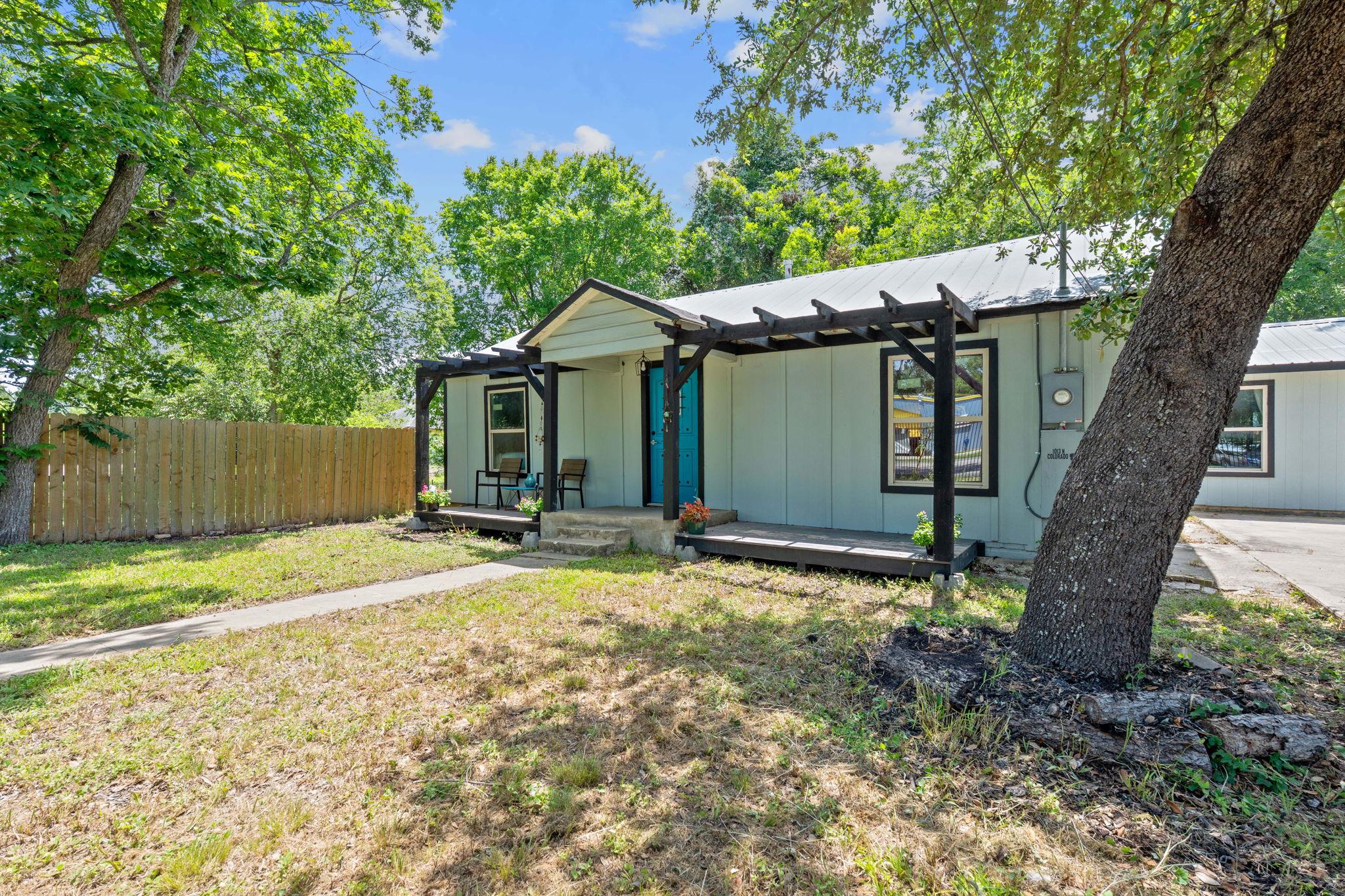 1013 N Colorado St, Lockhart, TX 78644