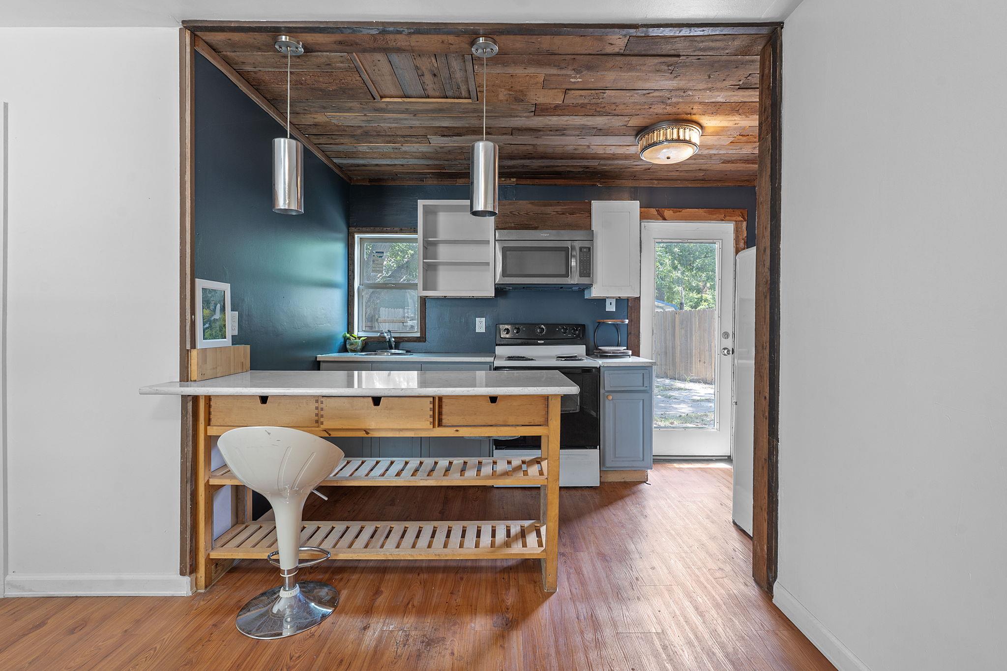 1013 N Colorado St, Lockhart, TX 78644