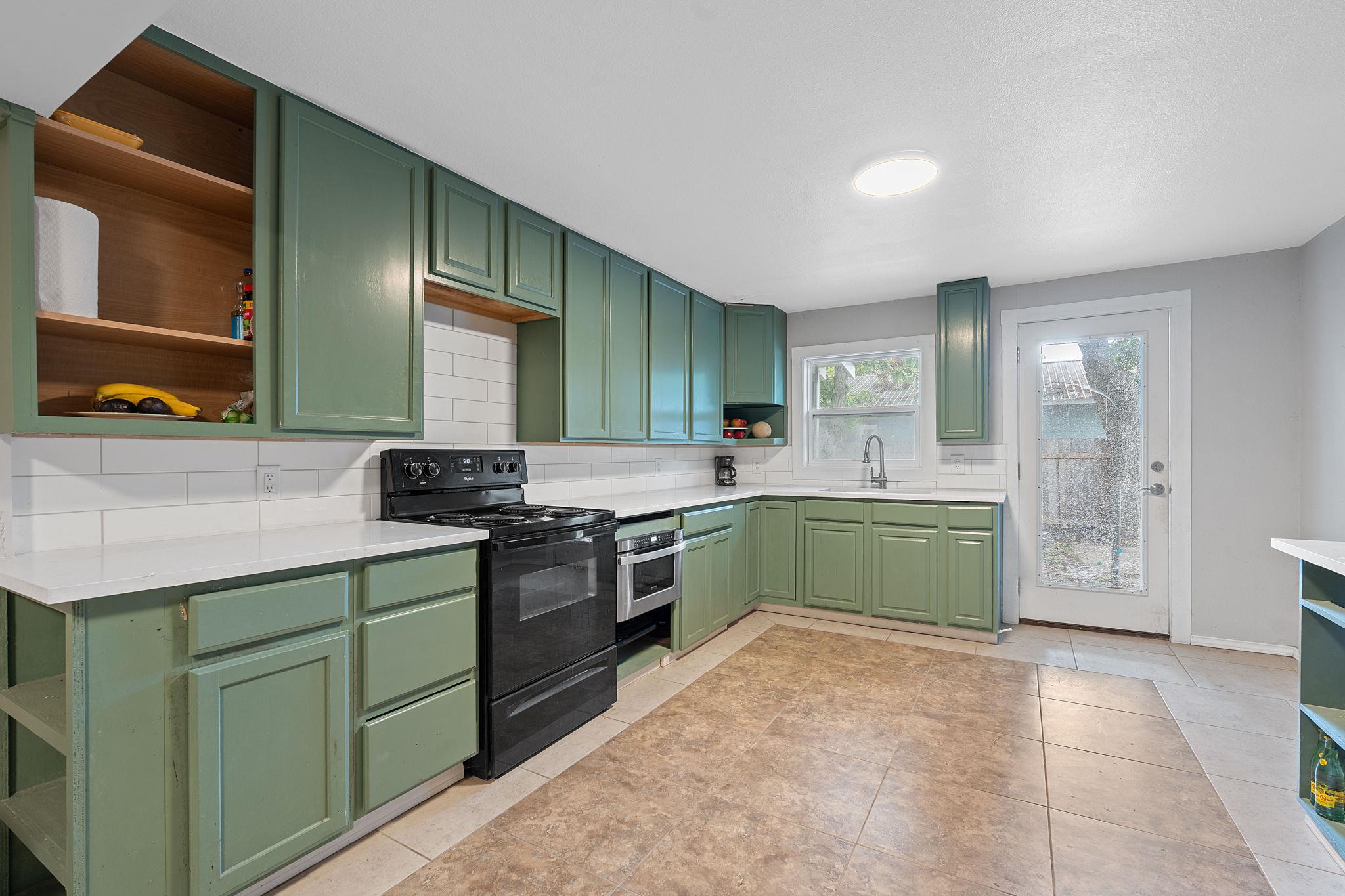 1013 N Colorado St, Lockhart, TX 78644