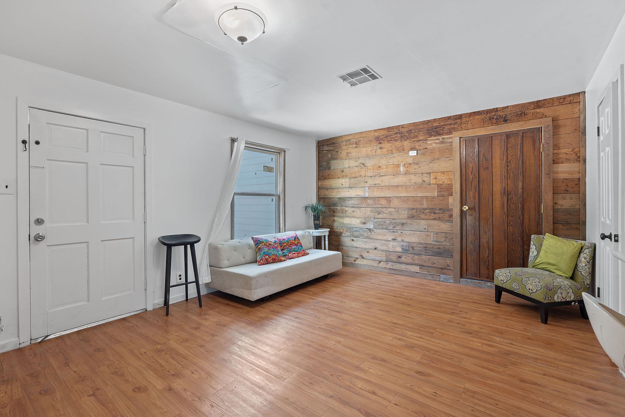 1013 N Colorado St, Lockhart, TX 78644