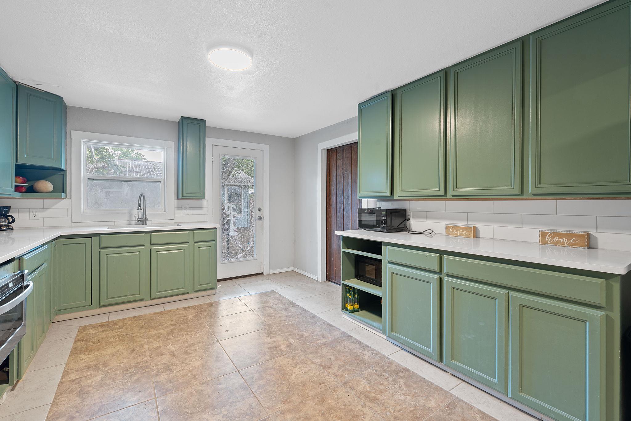 1013 N Colorado St, Lockhart, TX 78644