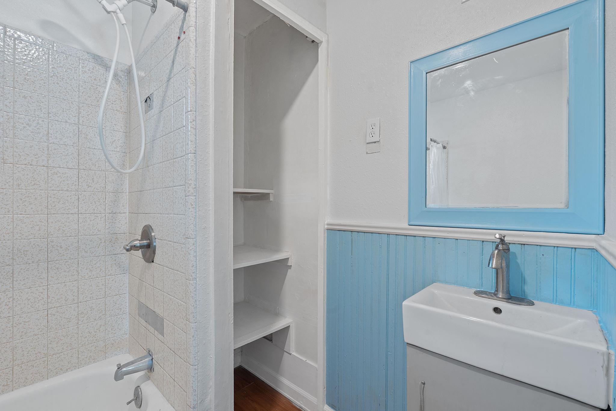 1013 N Colorado St, Lockhart, TX 78644