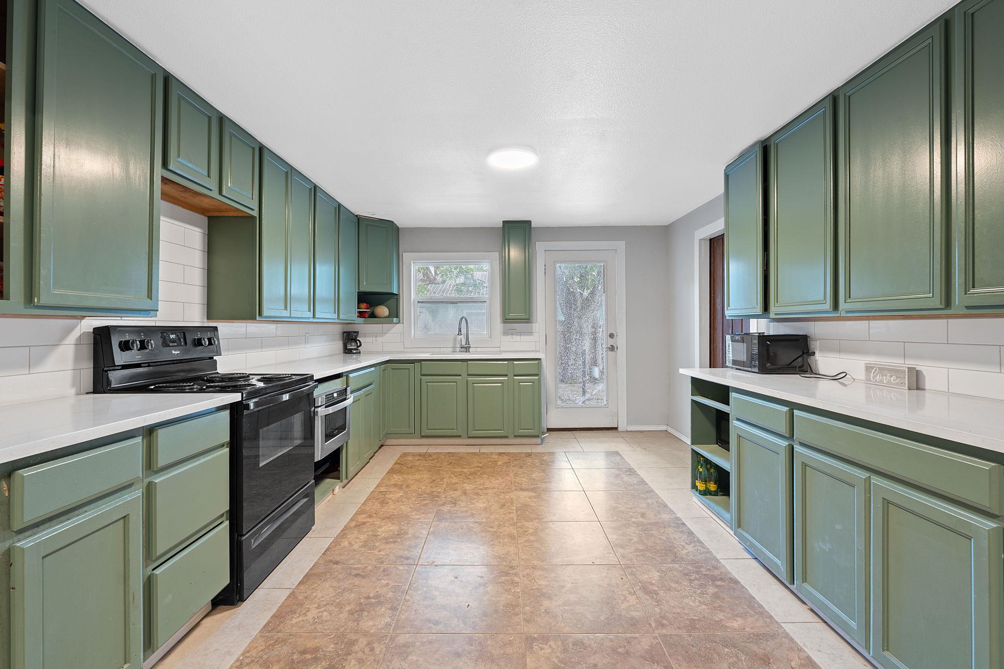 1013 N Colorado St, Lockhart, TX 78644