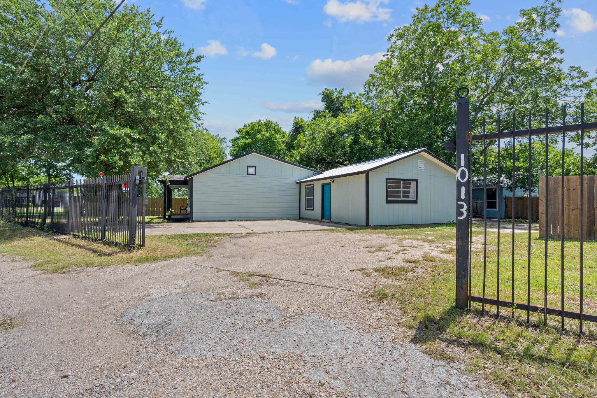 1013 N Colorado St, Lockhart, TX 78644