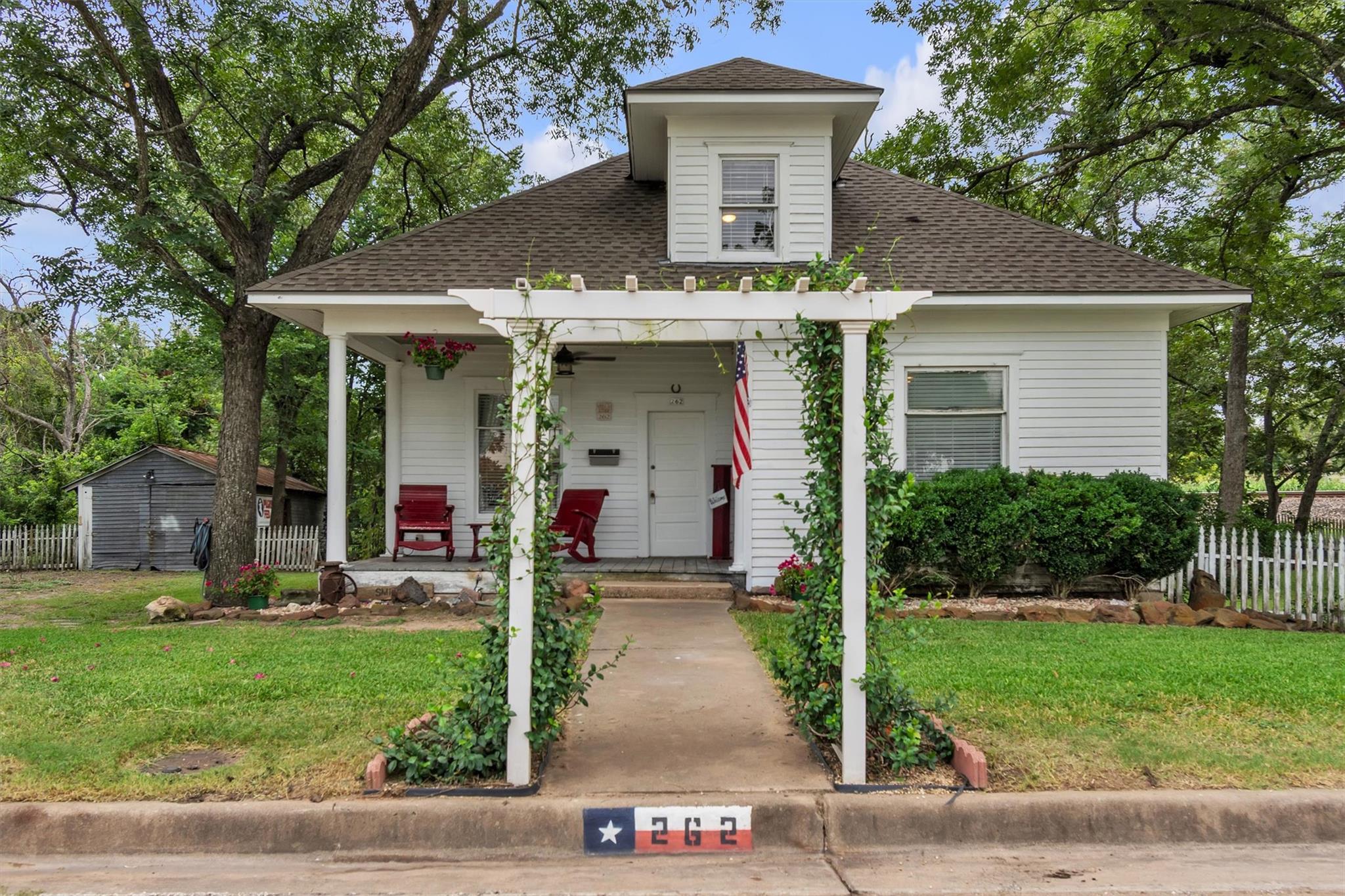 262 W Richmond St, Giddings, TX 78942