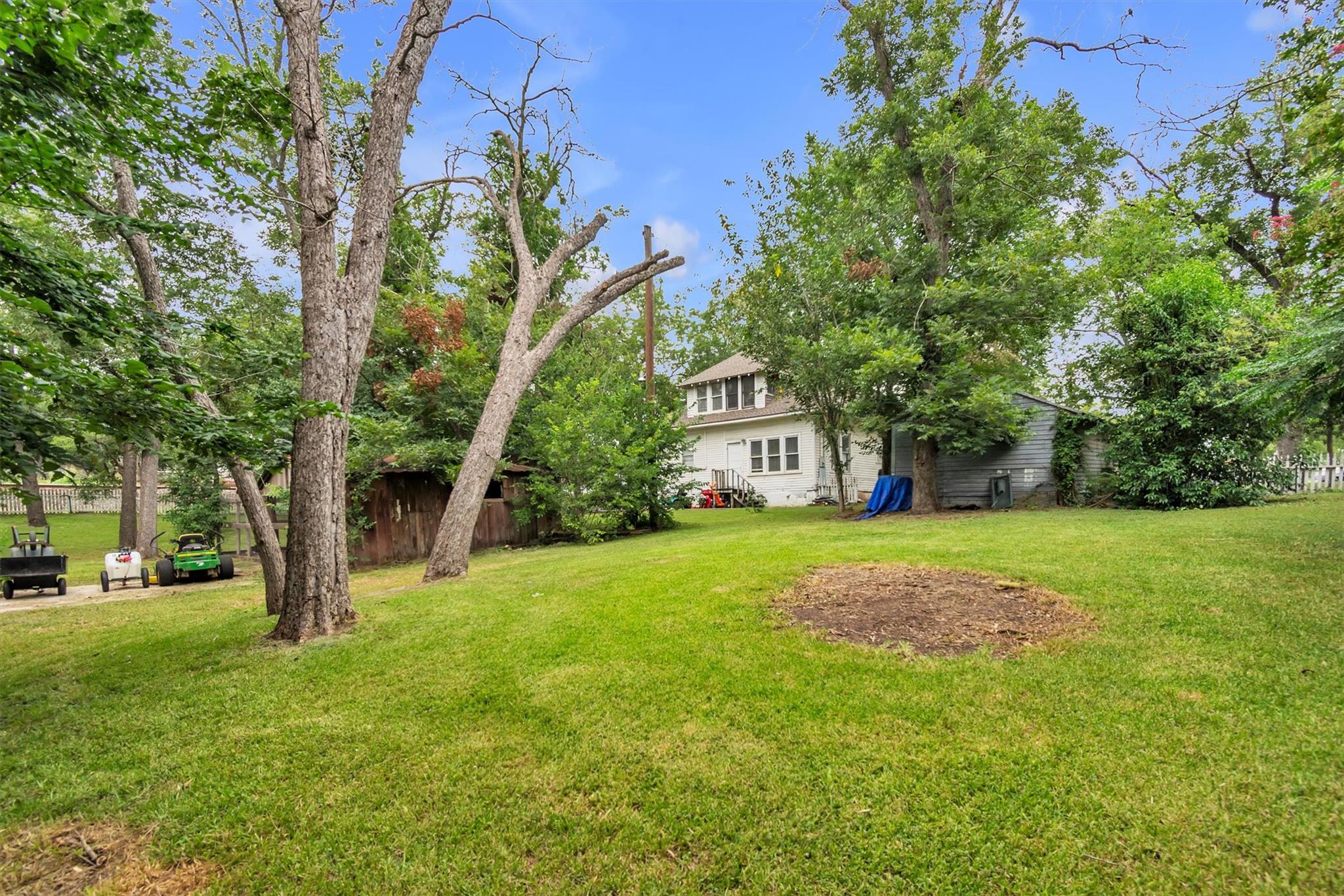 262 W Richmond St, Giddings, TX 78942