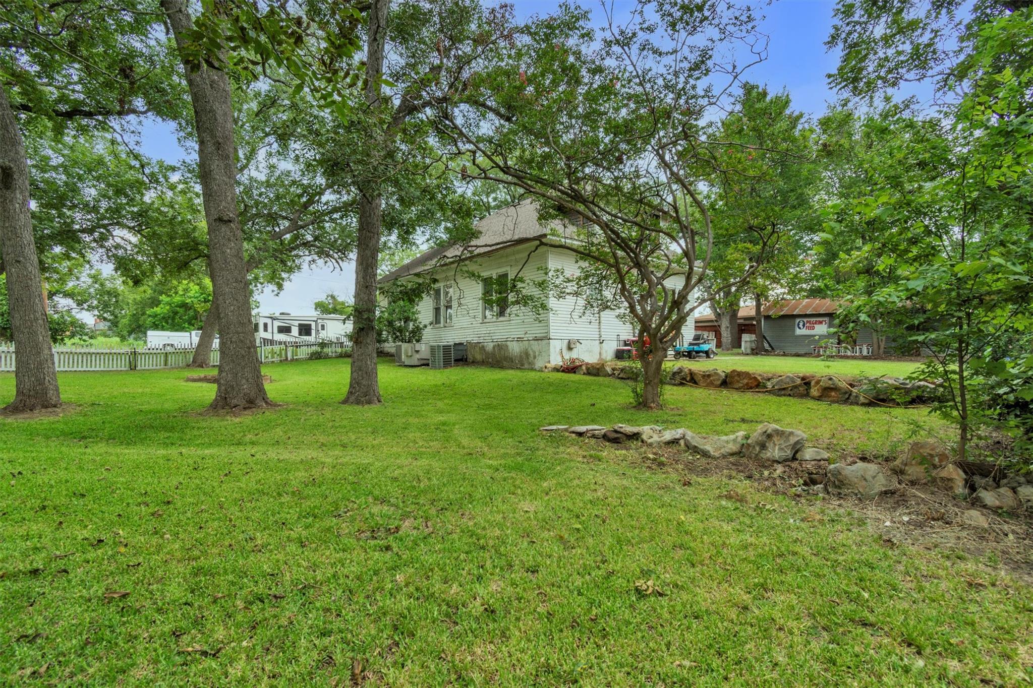 262 W Richmond St, Giddings, TX 78942