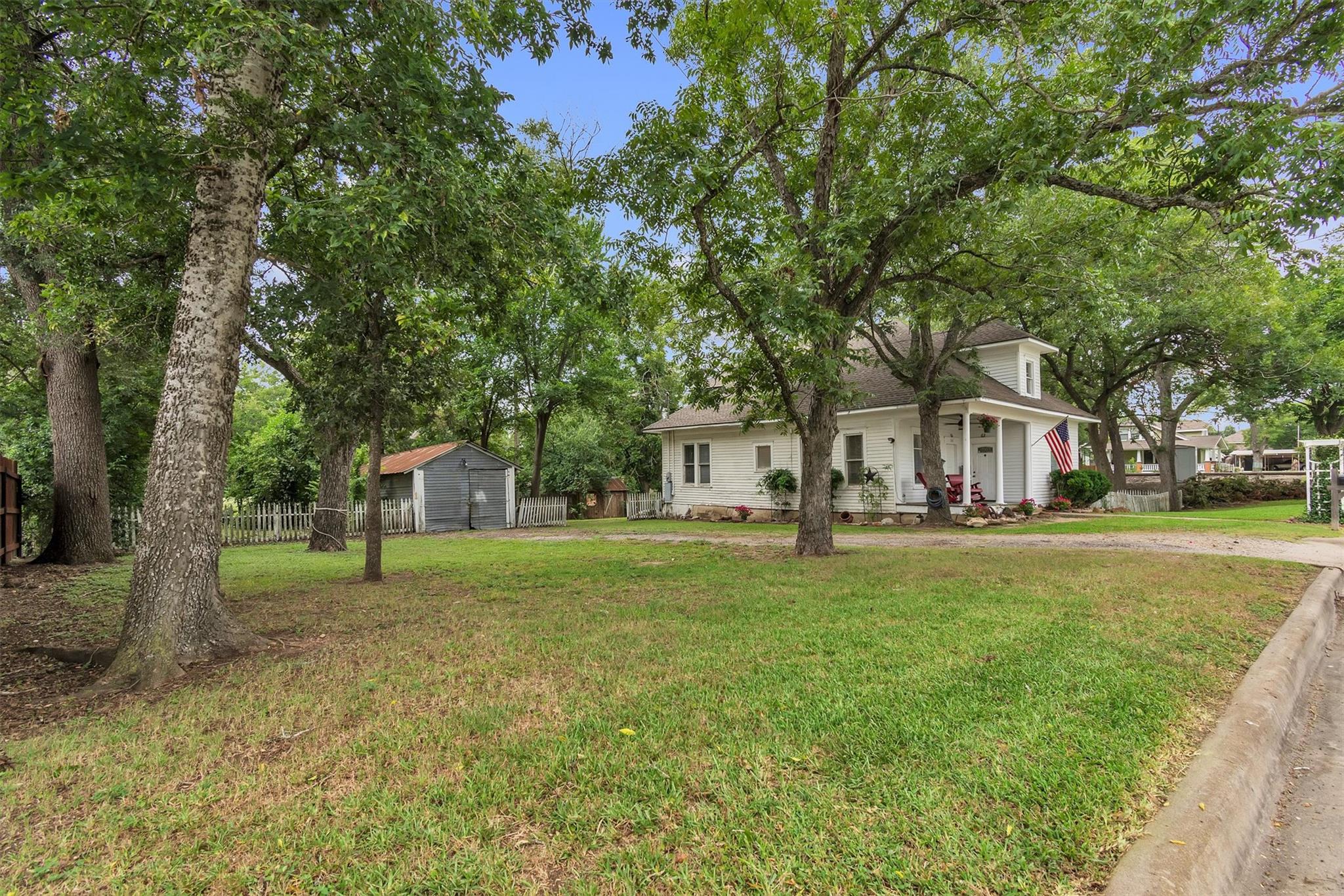 262 W Richmond St, Giddings, TX 78942