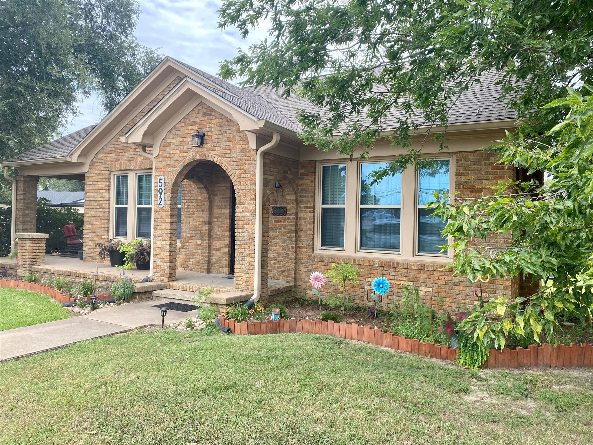 592 E Hempstead, Giddings, TX 78942