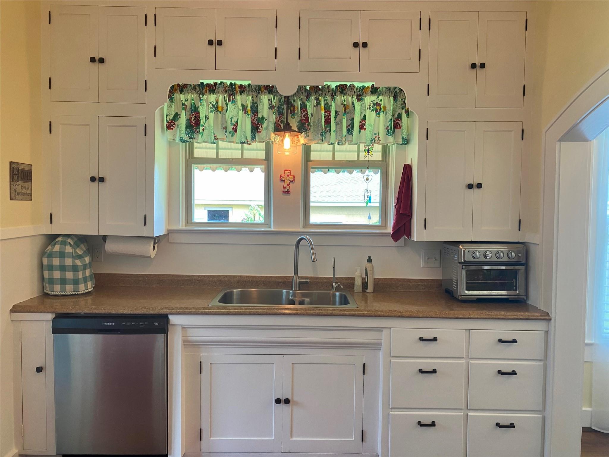 592 E Hempstead, Giddings, TX 78942