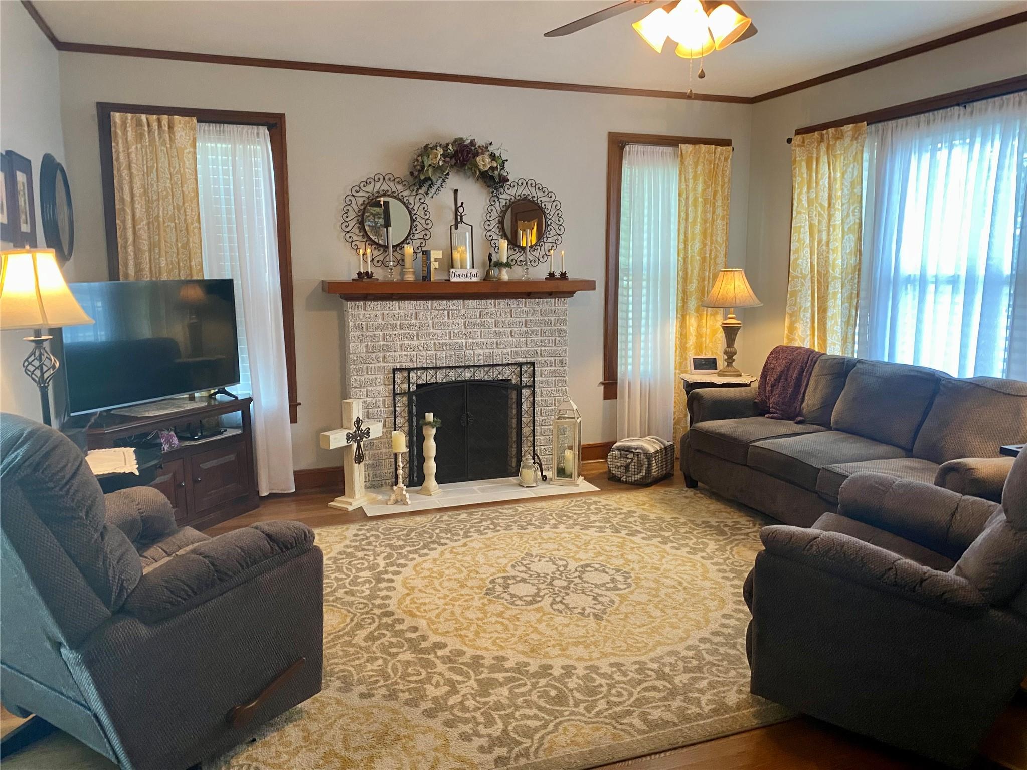 592 E Hempstead, Giddings, TX 78942