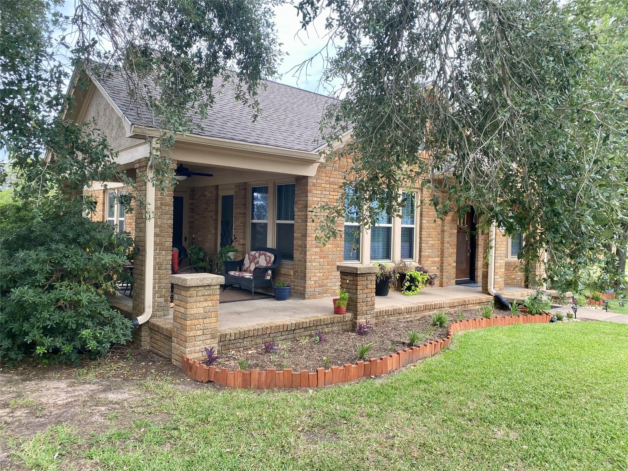 592 E Hempstead, Giddings, TX 78942