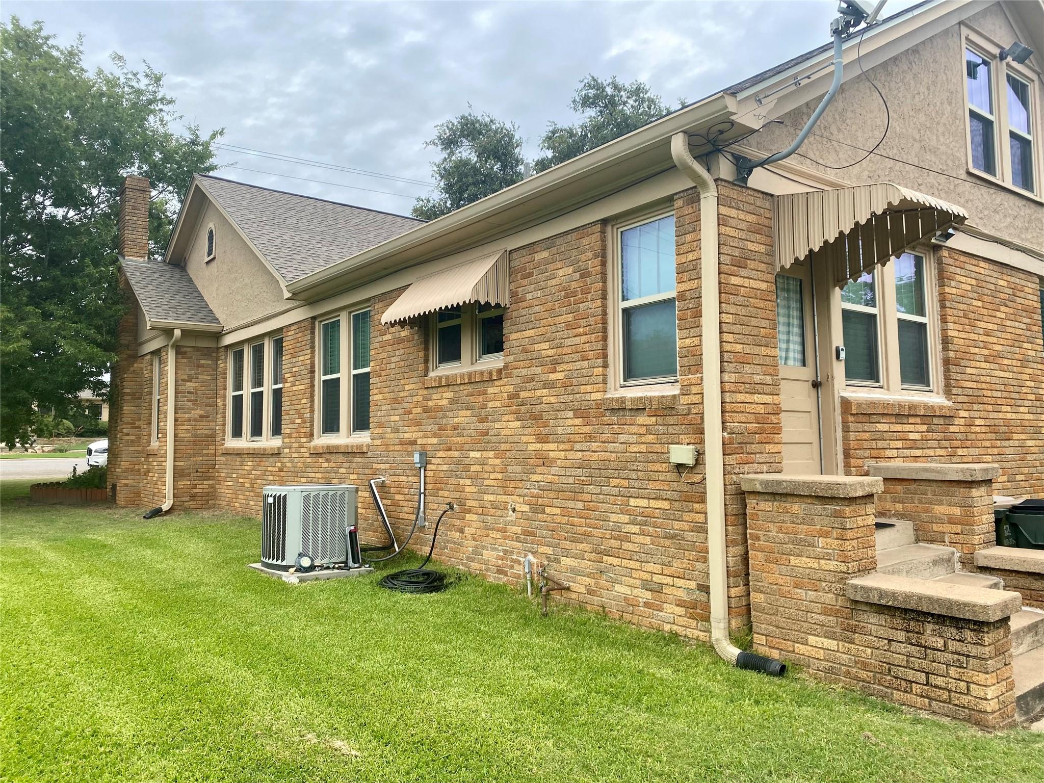 592 E Hempstead, Giddings, TX 78942