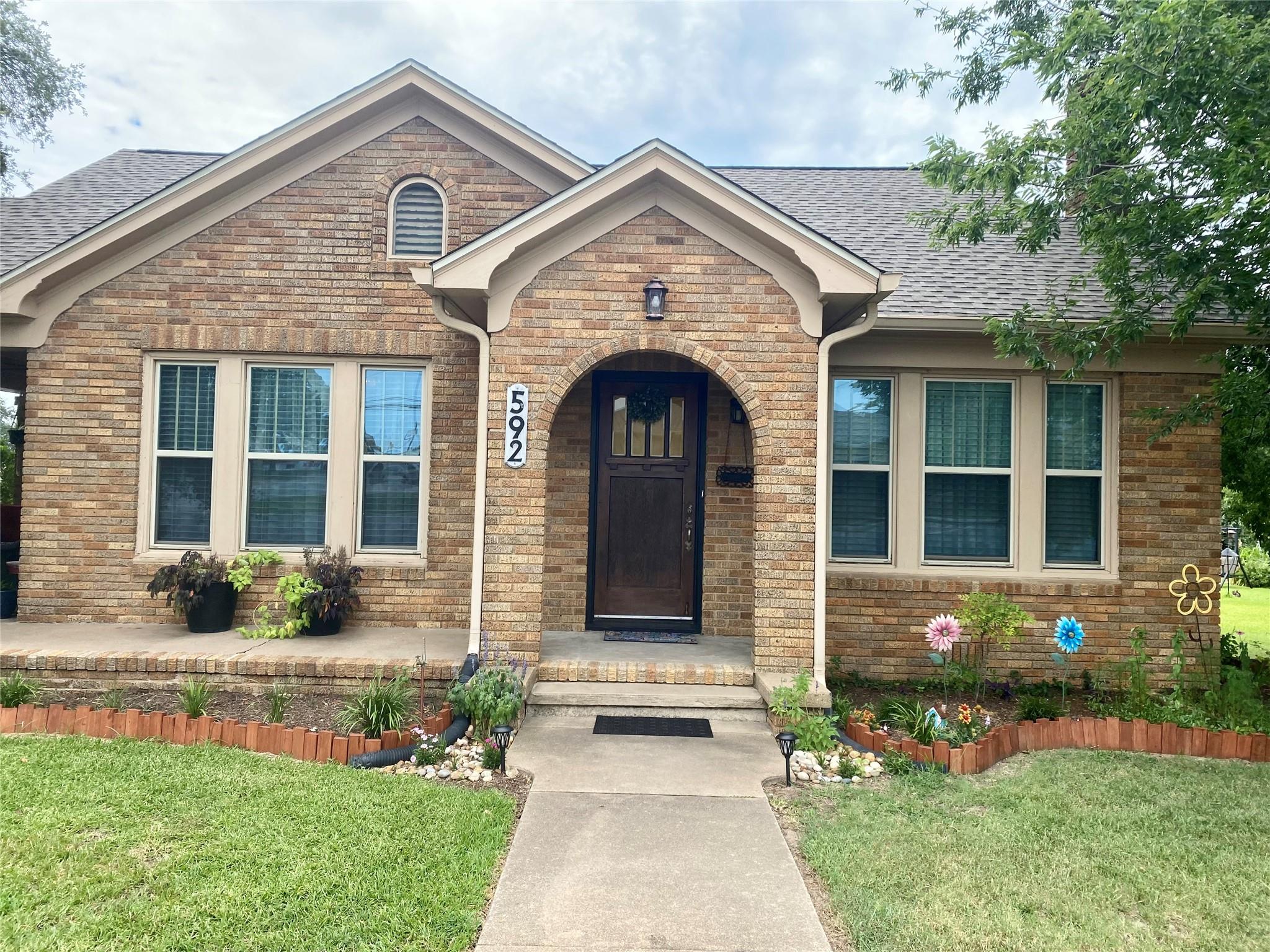 592 E Hempstead, Giddings, TX 78942