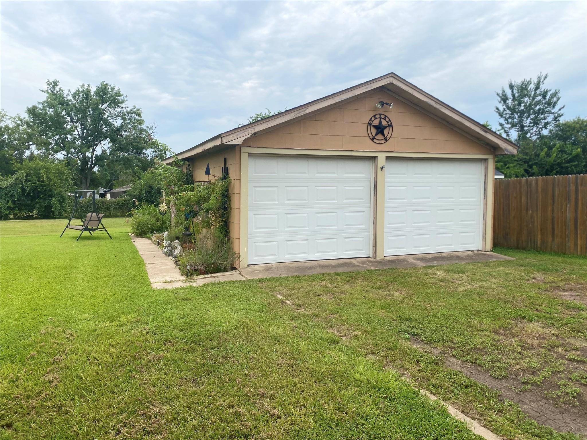 592 E Hempstead, Giddings, TX 78942