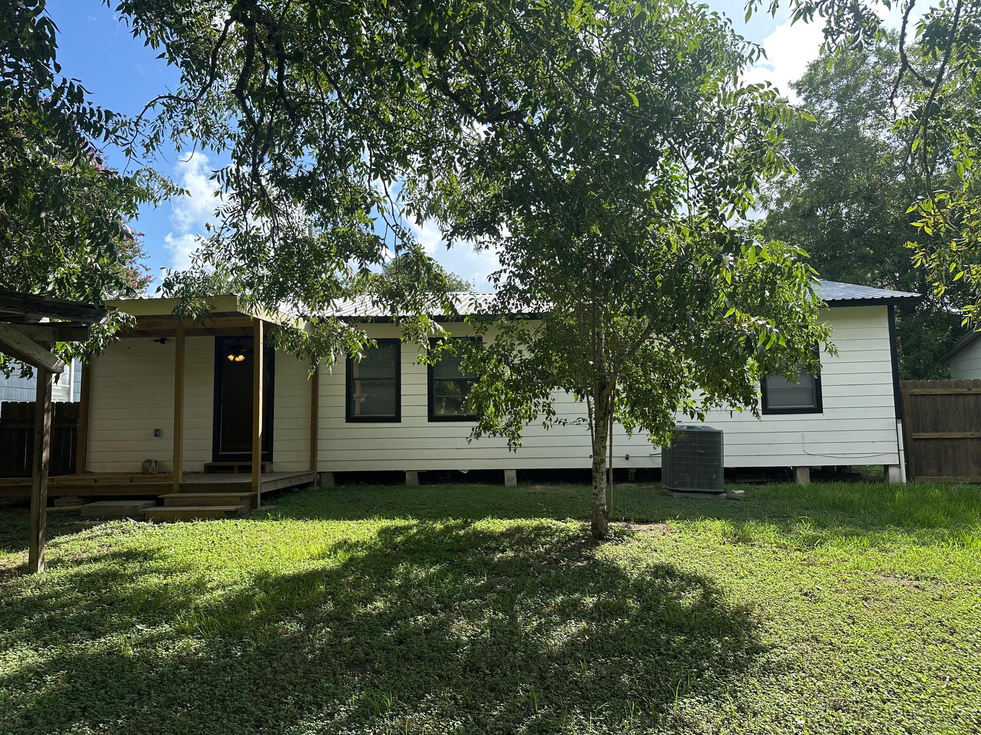 719 Eckel St, La Grange, TX 78945