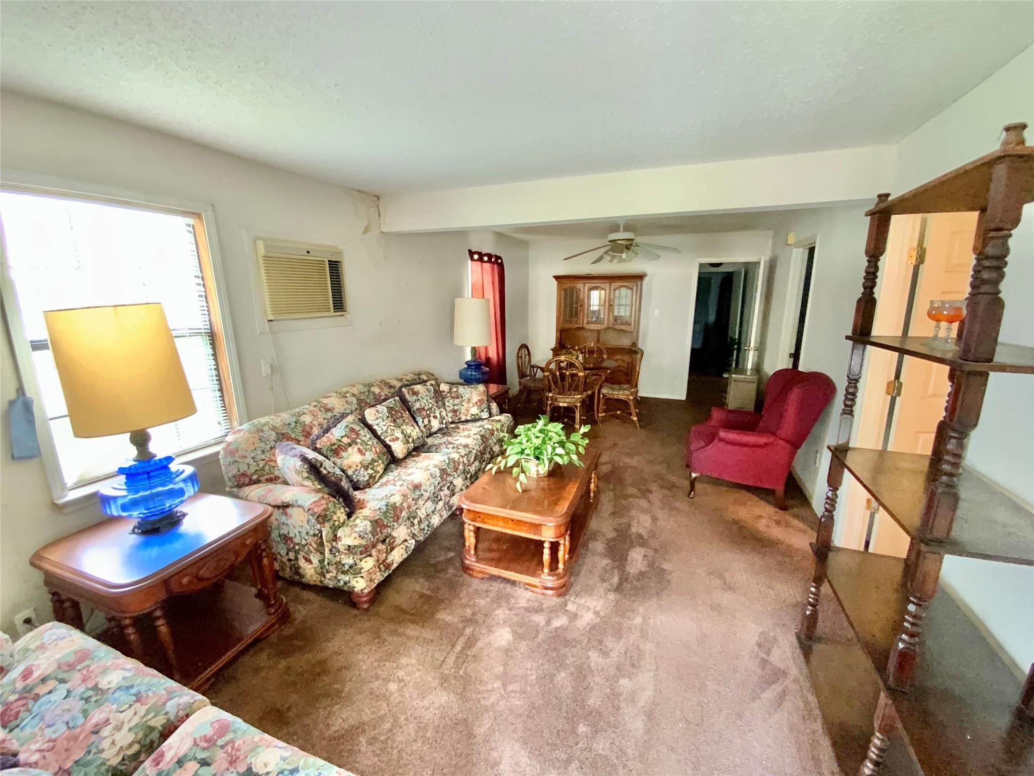 1113 W 3rd St, Taylor, TX 76574