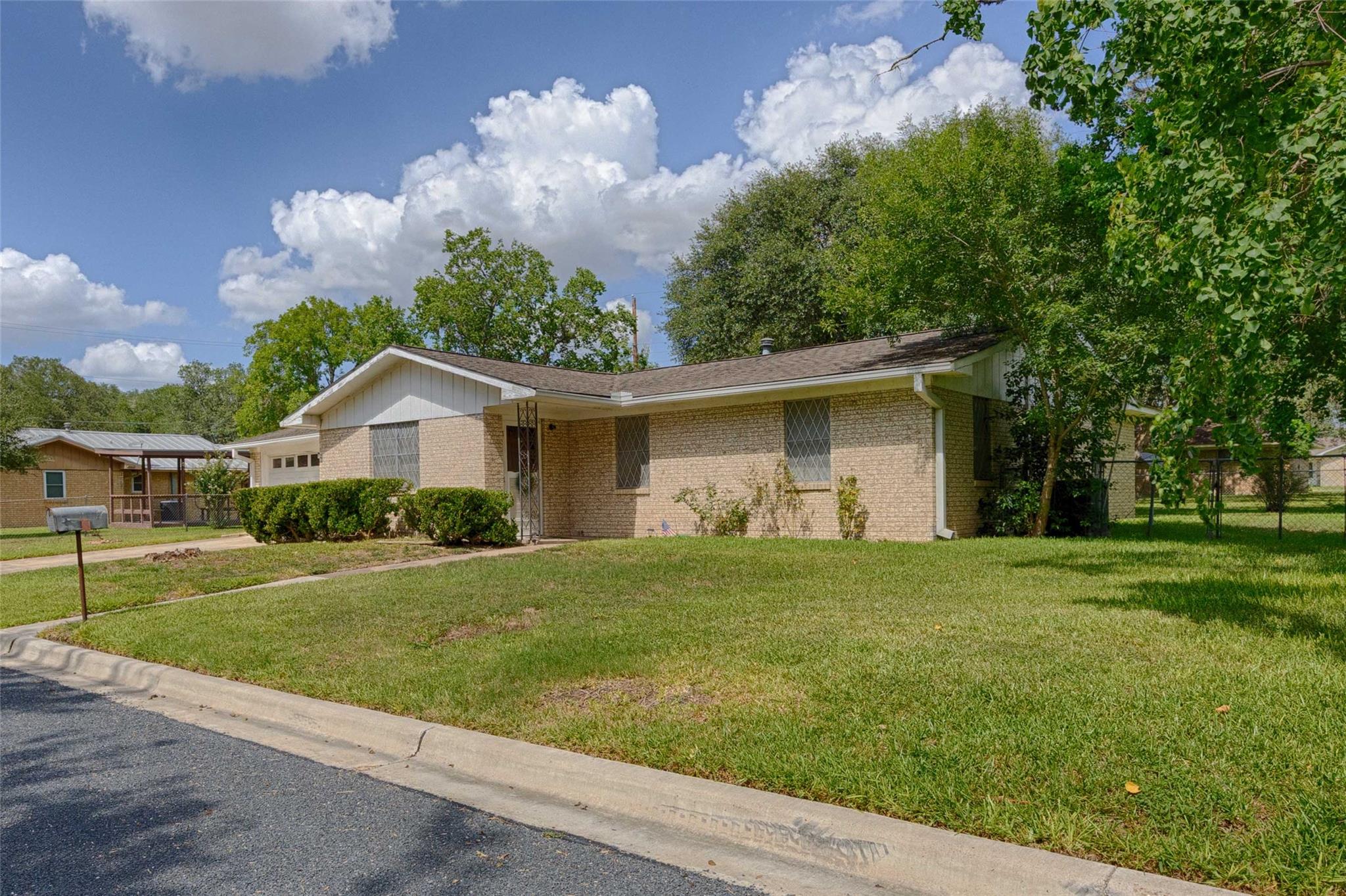 208 Matula Ave, Schulenburg, TX 78956